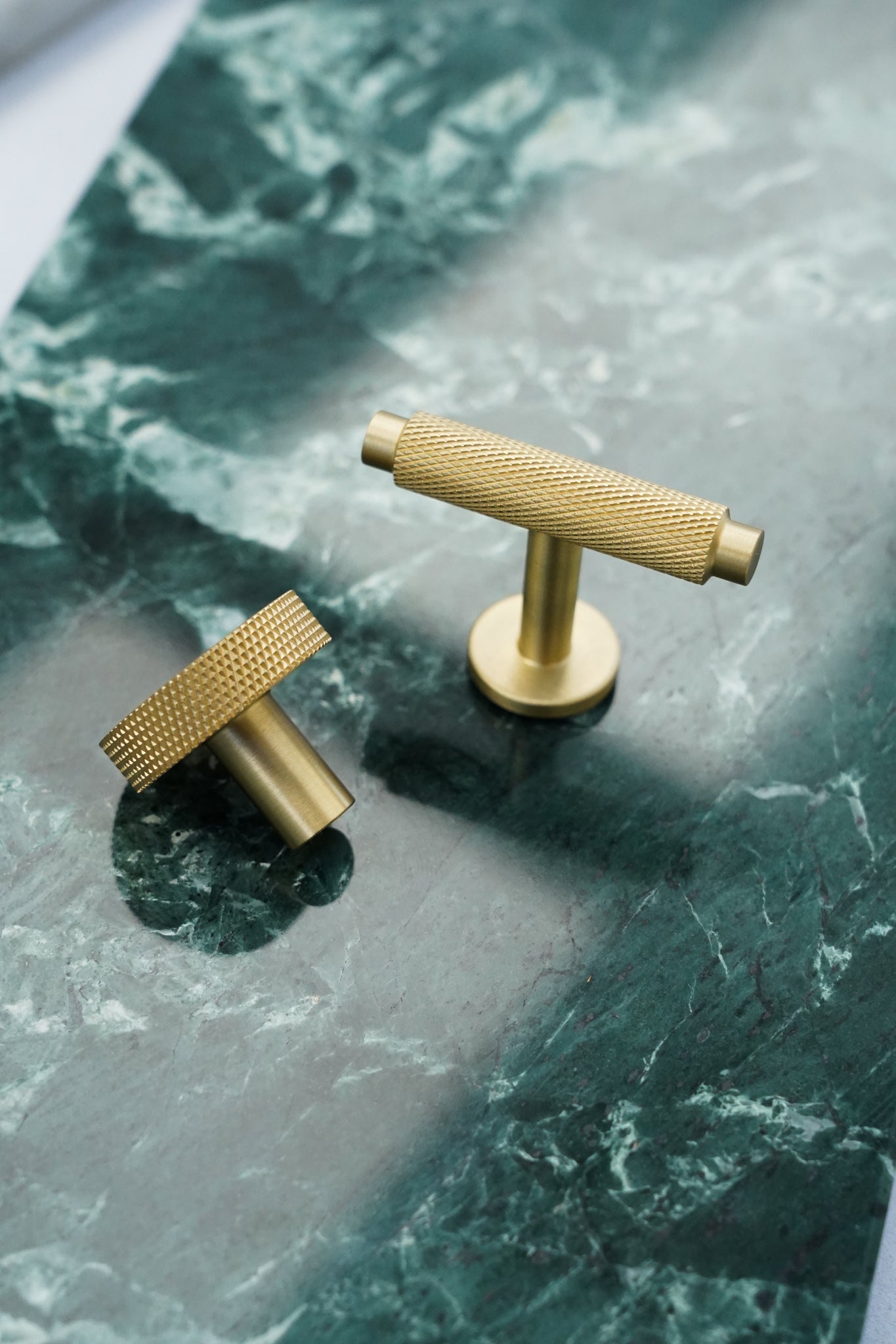 Nørrebro • Møbelknop T-bar med diamond cut, børstet messing med lak