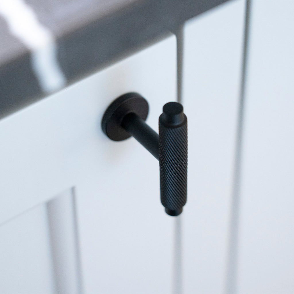 Nørrebro • Møbelknop T-bar med diamond cut, sort