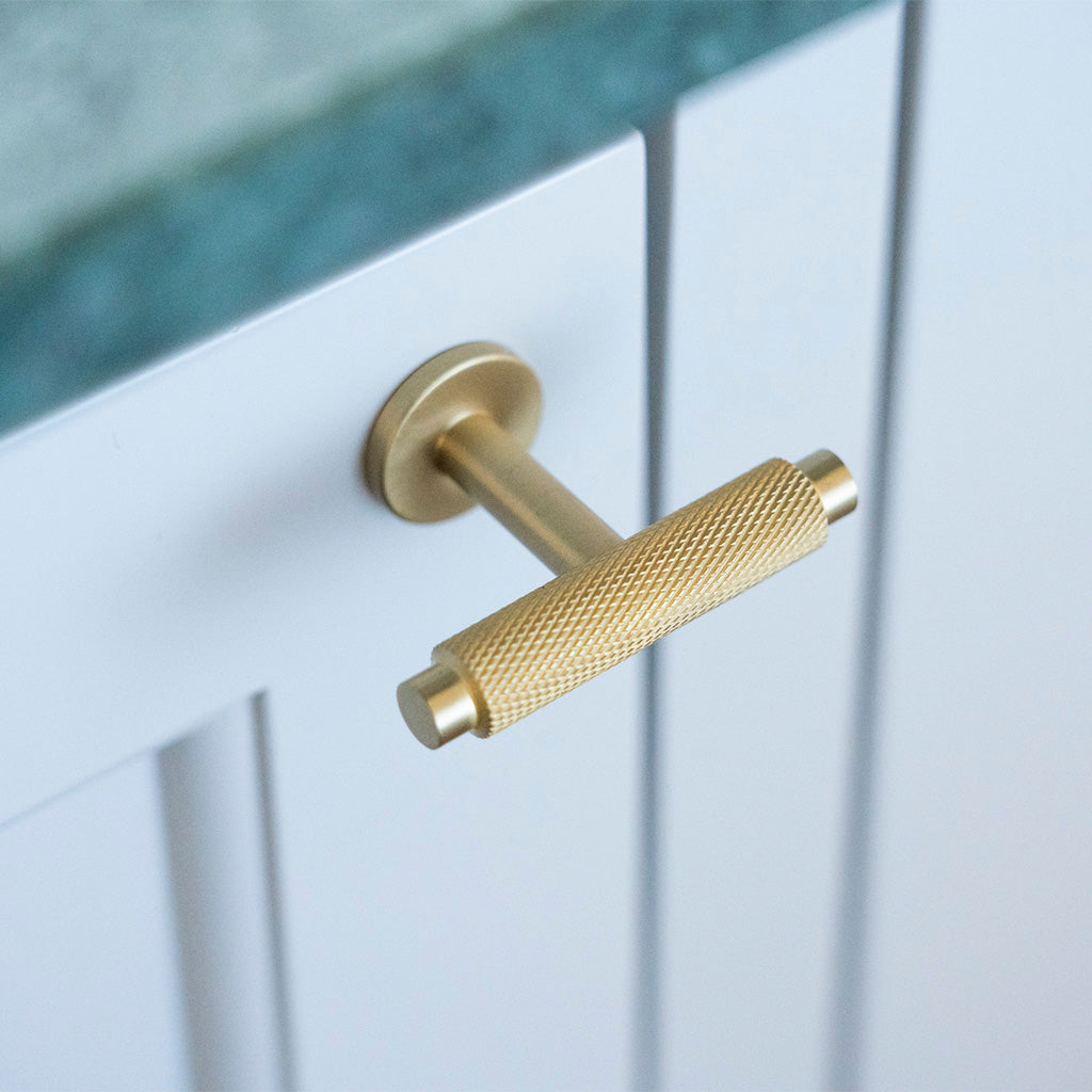 Nørrebro • Møbelknop T-bar med diamond cut, børstet messing med lak