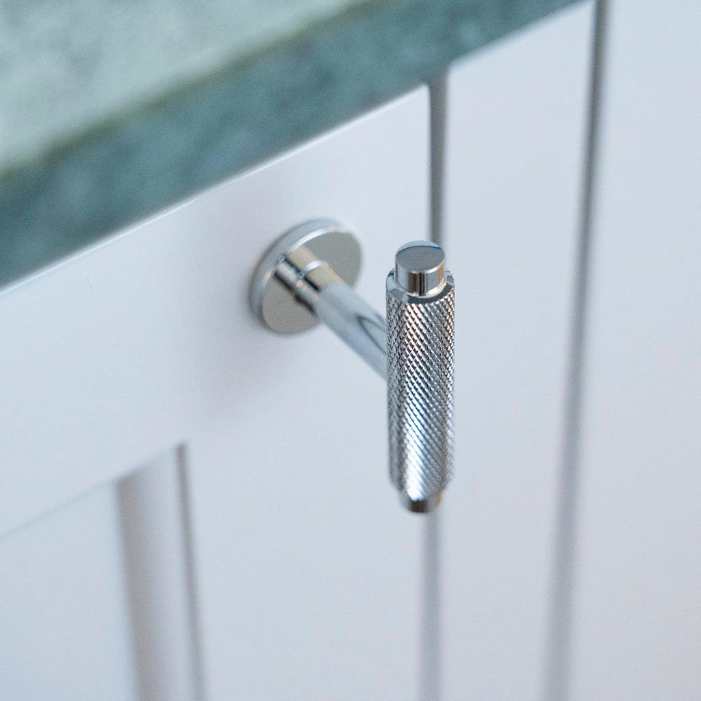 Nørrebro • Møbelknop T-bar med diamond cut, blank krom