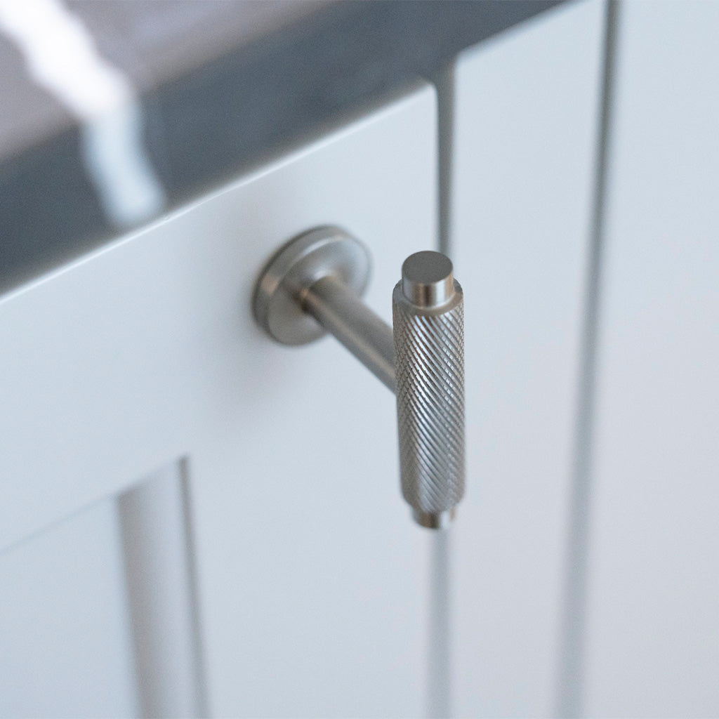 Nørrebro • Møbelknop T-bar med diamond cut, rustfrit stål look