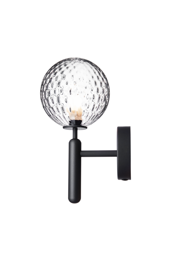 Væglampe med rund skærm af klart optikglas og mørkegråt stel, på hvid baggrund