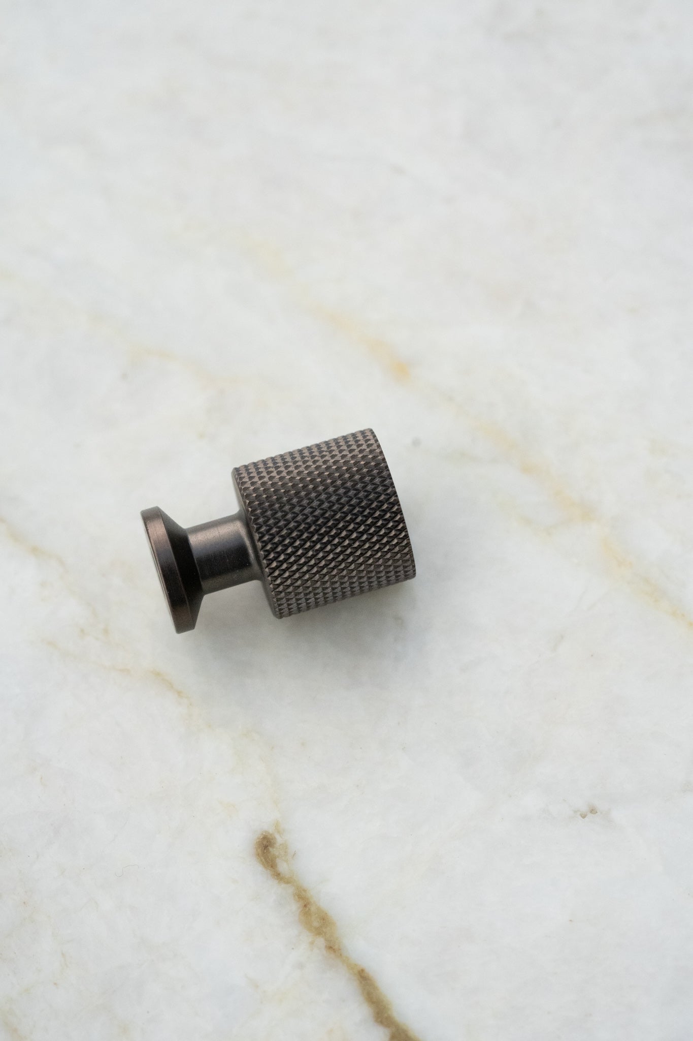 Møbelknop med diamond cut i bronze / bruneret messing, 33 mm - Nyboder • Chr. Jørgensen