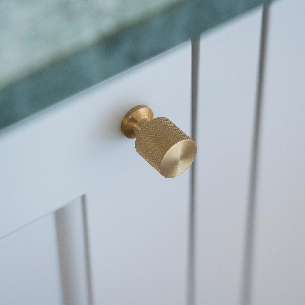 Nyboder • Møbelknop med diamond cut, messing uden lak