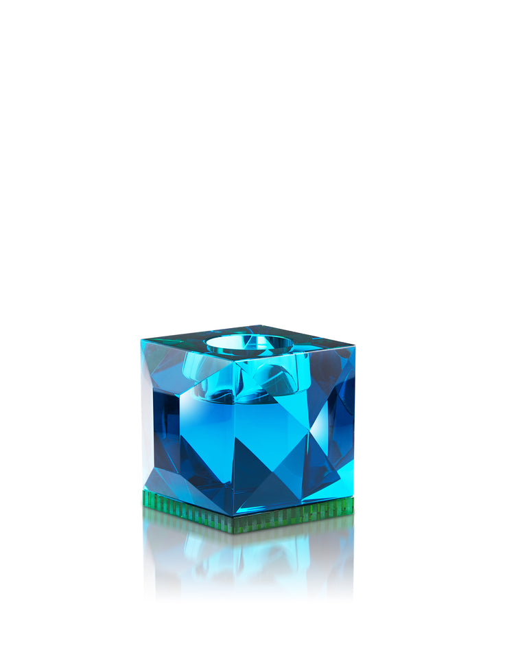 Firkantet fyrfadslysestage i blå og grøn krystal, på hvid baggrund.