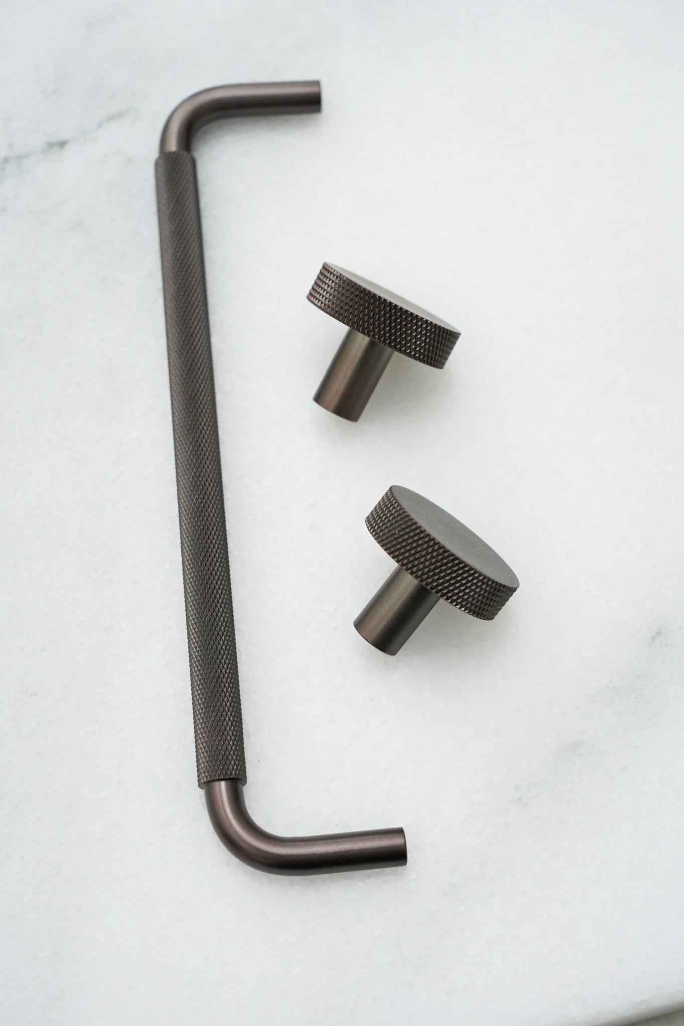 Østerbro • Køkkengreb med diamond cut, bruneret messing