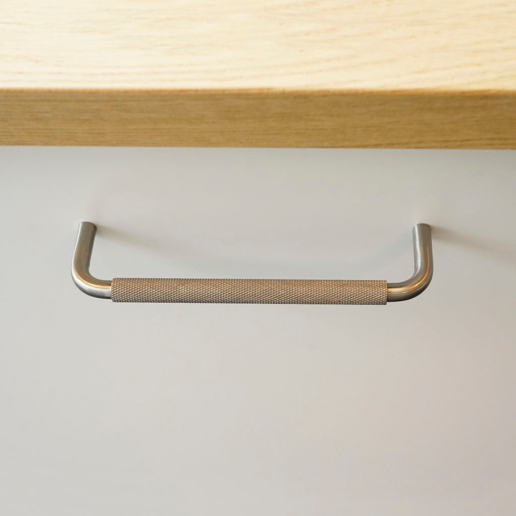 Køkken/bøjlegreb i massiv messing i rustfristål look med en riflet diamond cut overflade