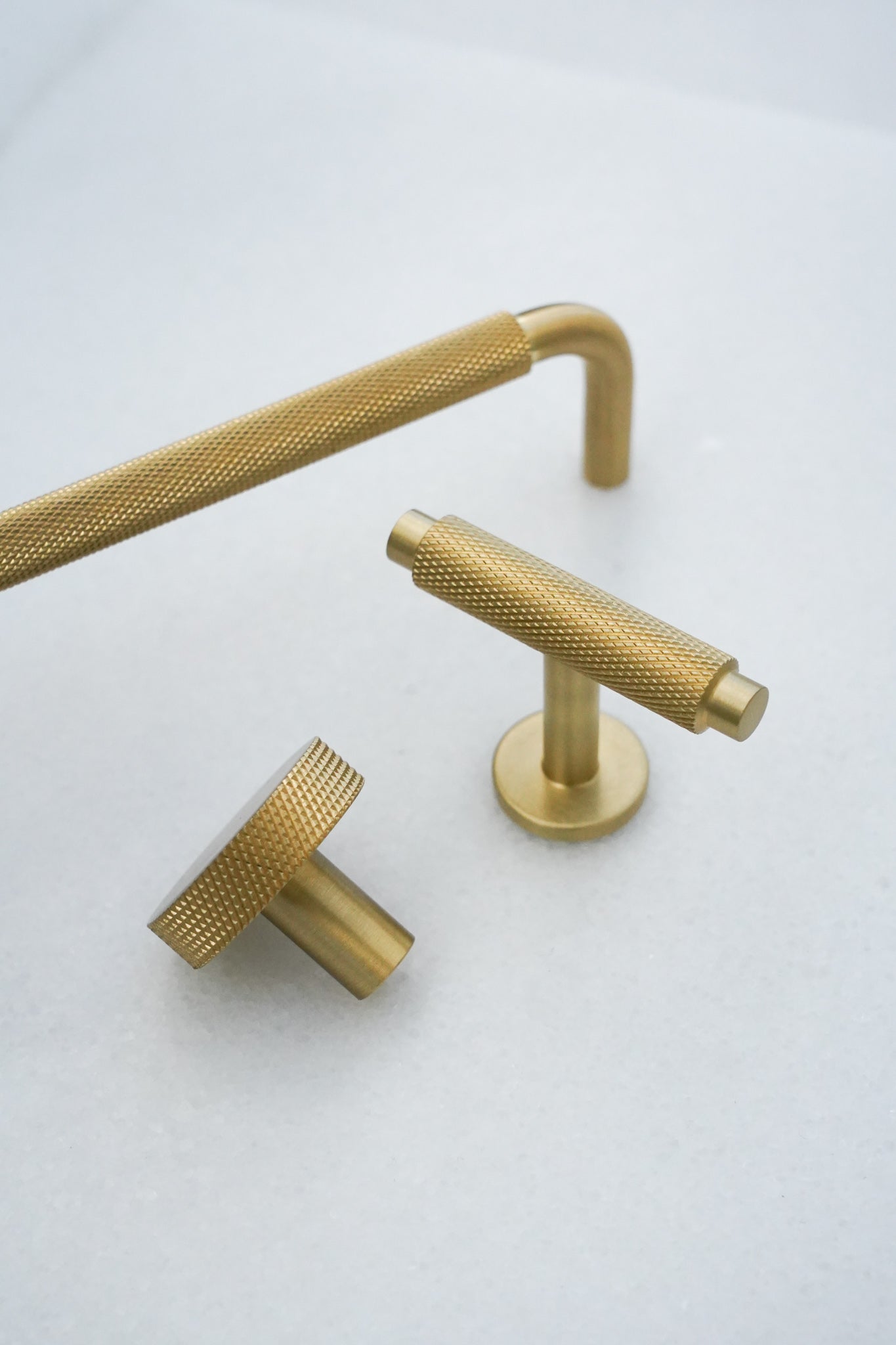 Østerbro • Møbelknop med diamond cut, børstet messing med lak