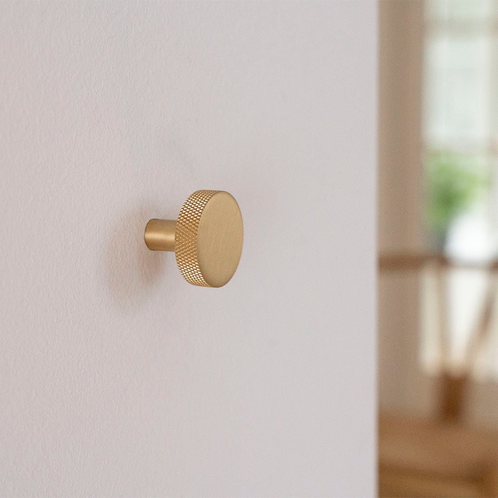 Østerbro • Møbelknop med diamond cut, børstet messing med lak