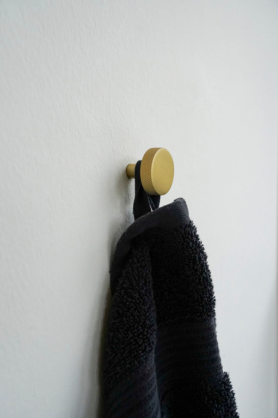 Østerbro • Møbelknop med diamond cut, børstet messing uden lak