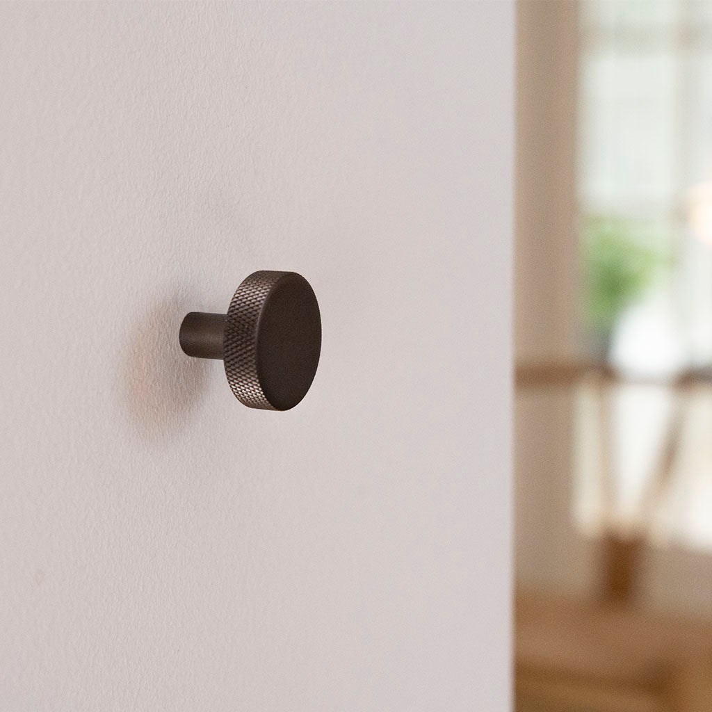 Østerbro • Møbelknop med diamond cut, bruneret messing