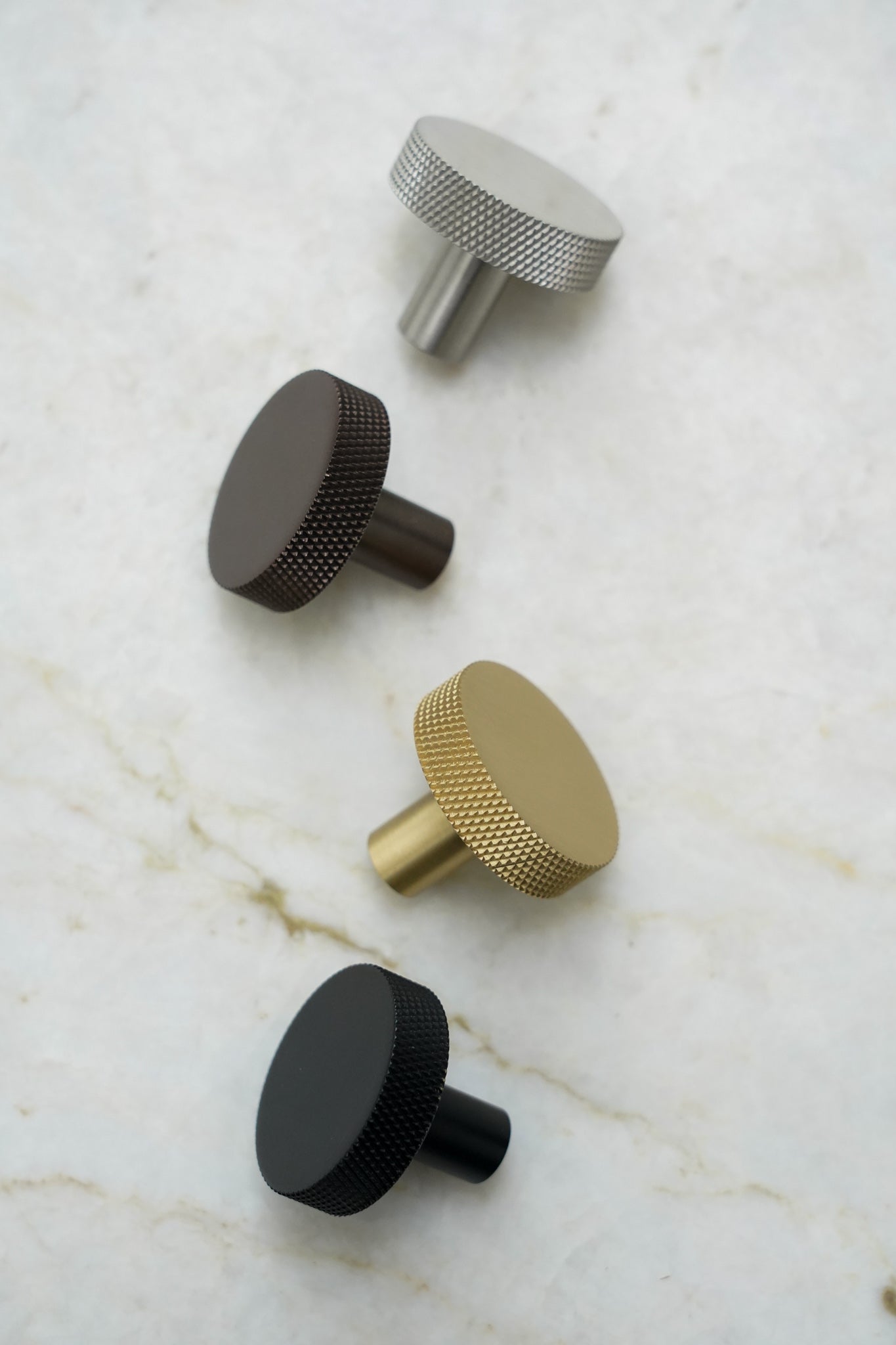 Østerbro • Møbelknop med diamond cut, rustfrit stål look