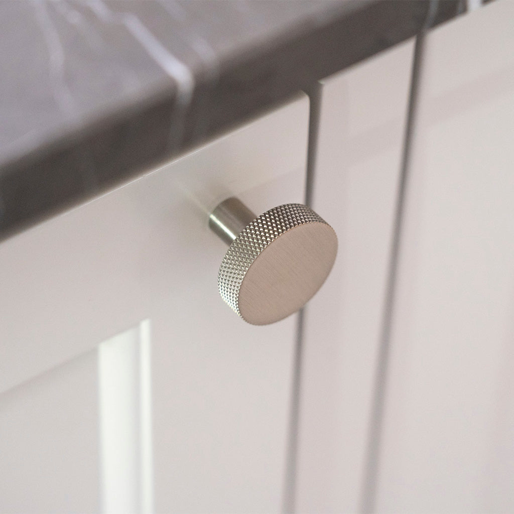 Østerbro • Møbelknop med diamond cut, rustfrit stål look