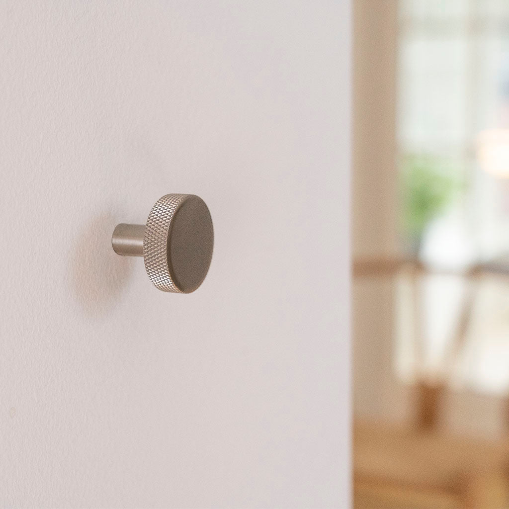 Østerbro • Møbelknop med diamond cut, rustfrit stål look