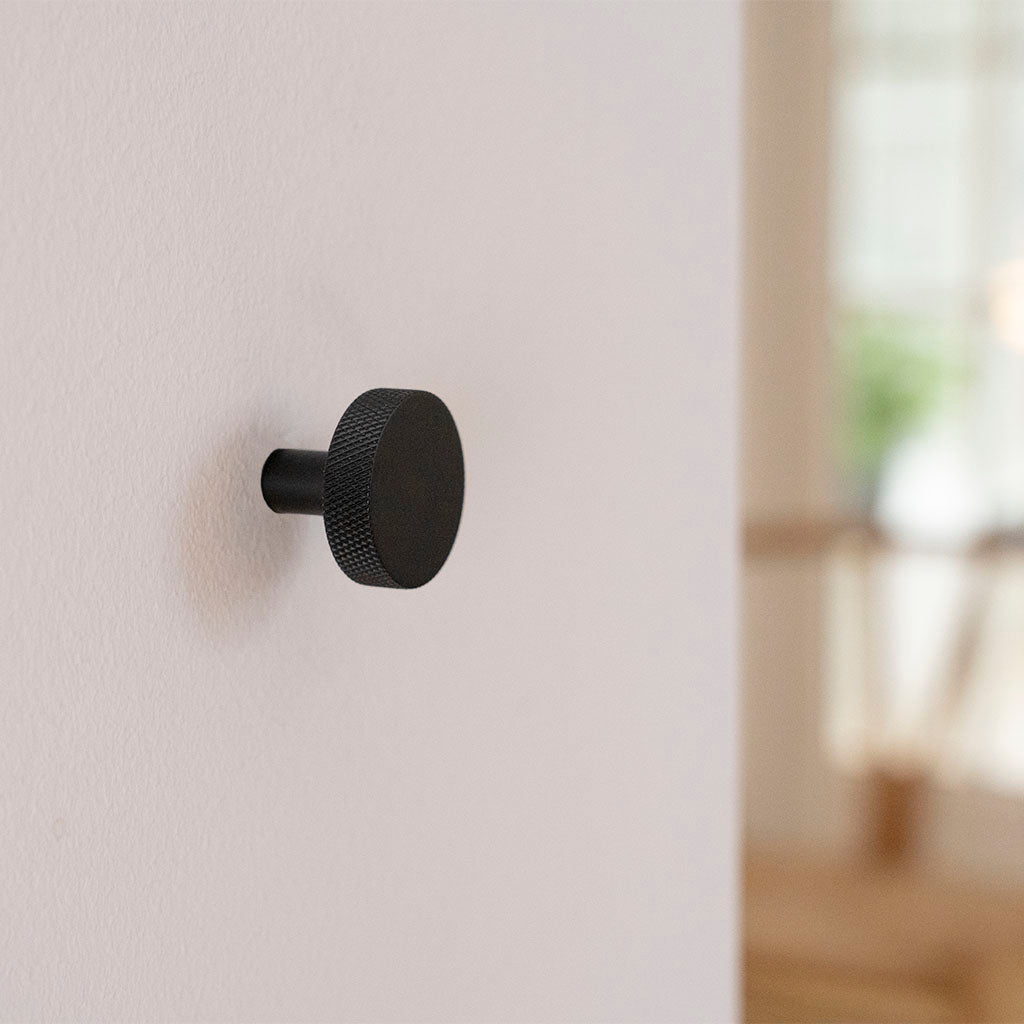 Østerbro • Møbelknop med diamond cut, sort