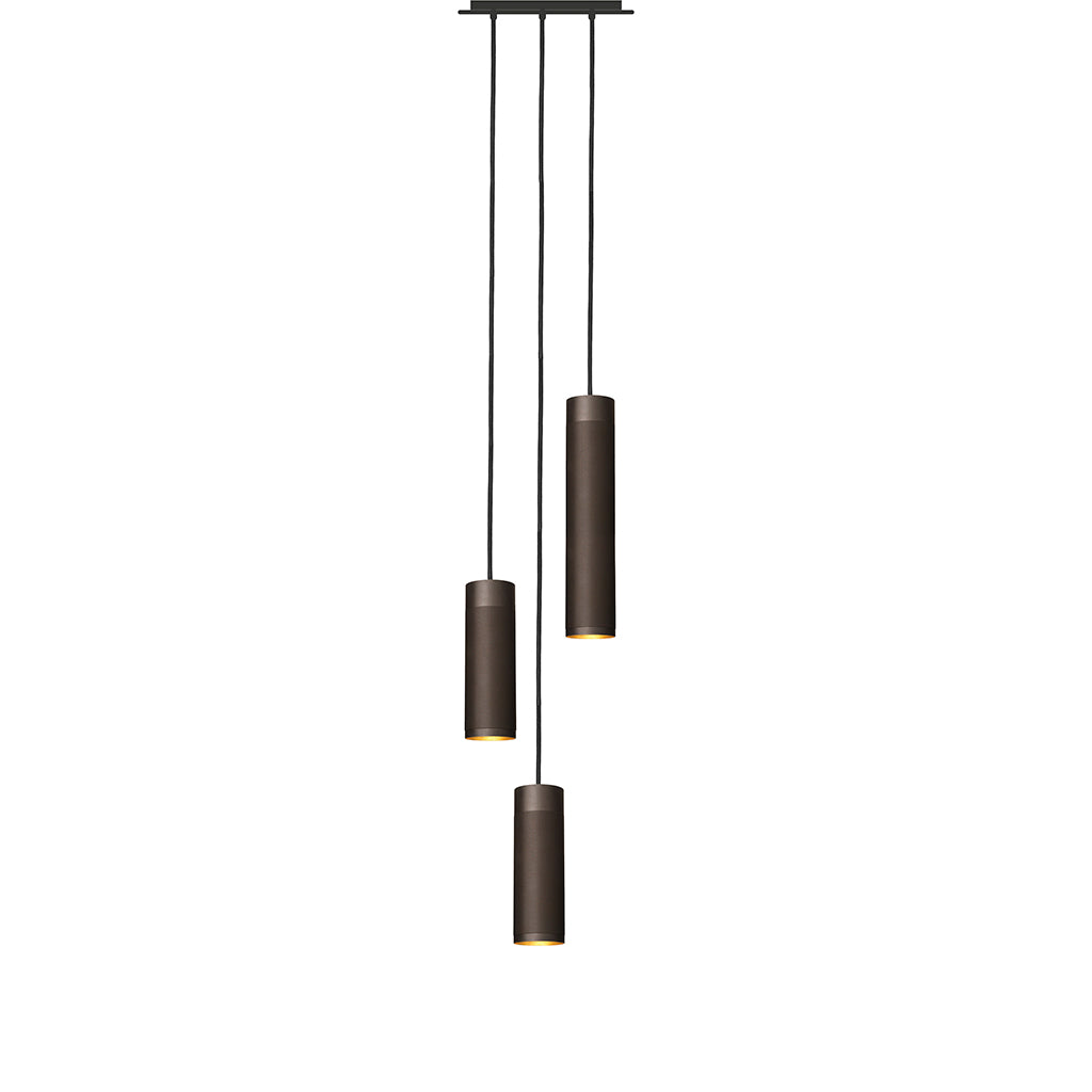 Loftlampe med tre pendler i massiv bruneret messing og sorte stofledninger. Pendlerne har et diamant slebet mønster og et behageligt lys.
