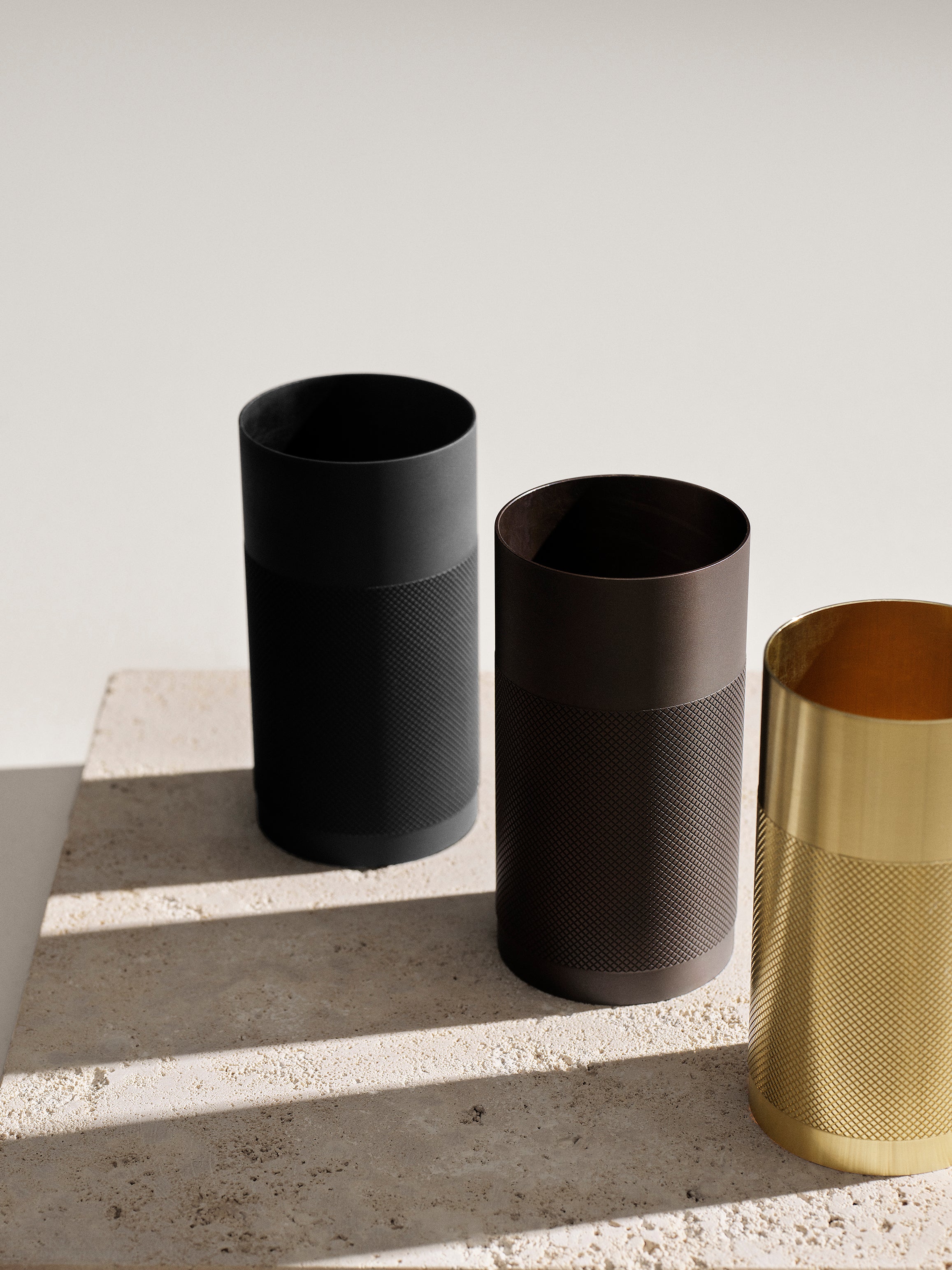 Her ses de tre farver som lampen fås i - messing, bruneret messing og sortbruneret messing.