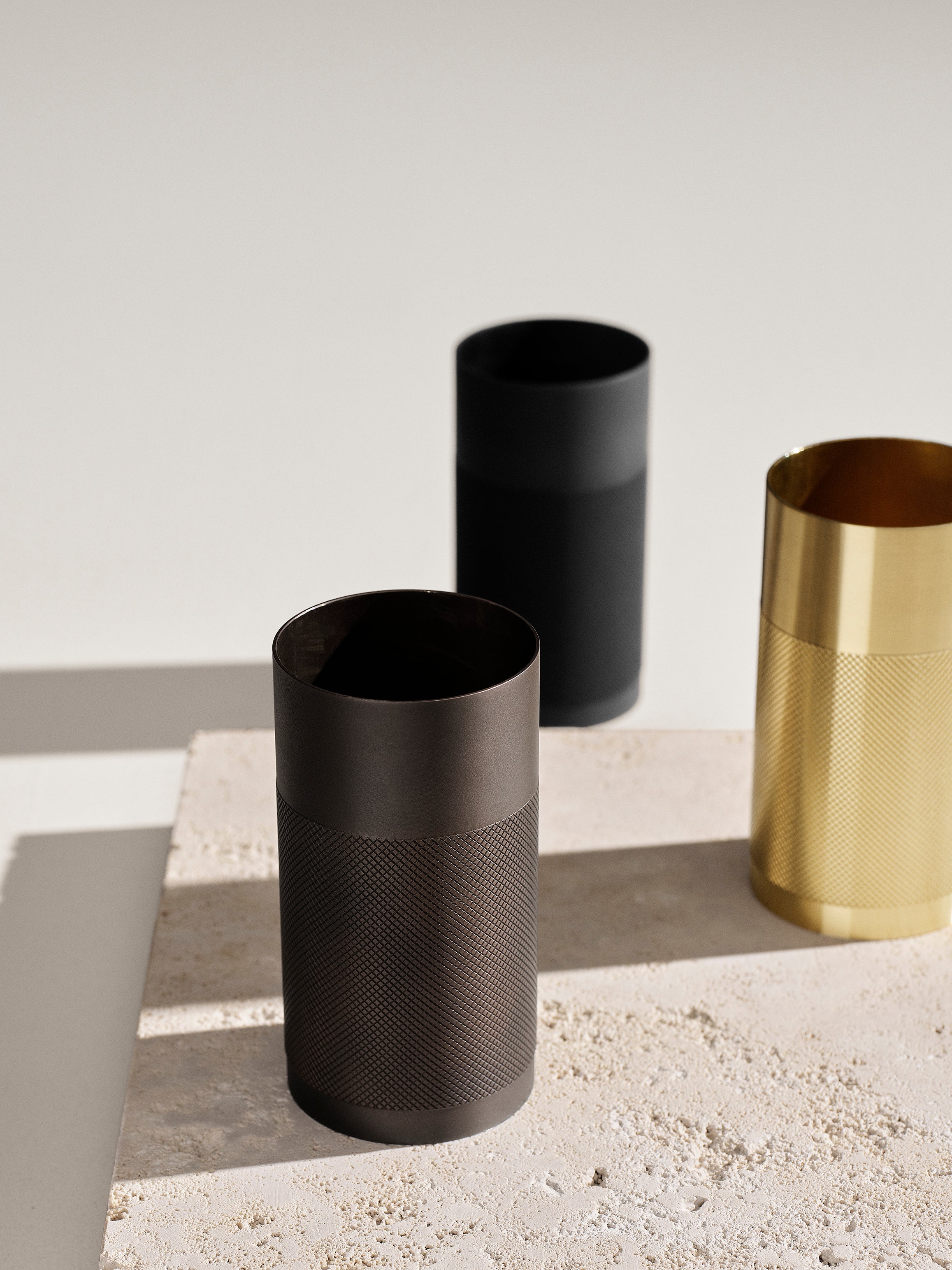 Her ses de tre farver som lampen fås i - messing, bruneret messing og sortbruneret messing.