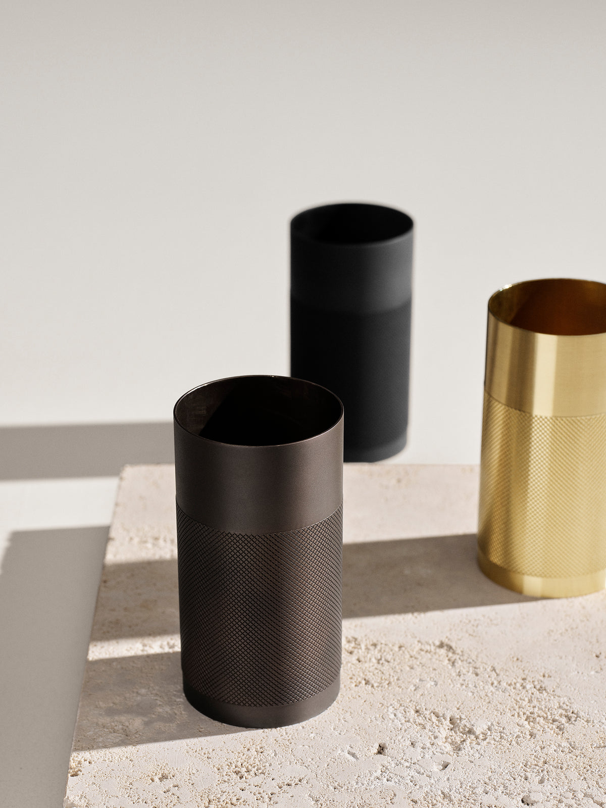 Her ses de tre farver som lampen fås i - messing, bruneret messing og sortbruneret messing.