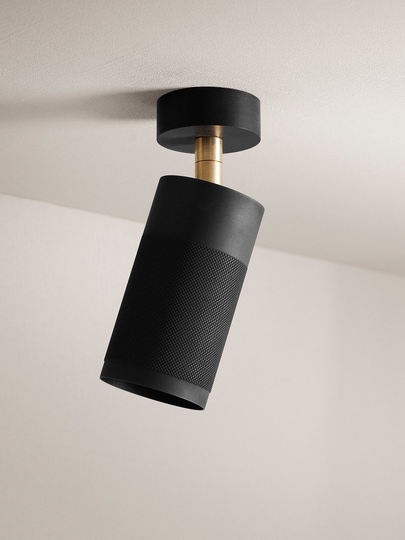 Loftspot i sortbruneret messing med riflet (diamond cut) mønster, roset i sort og detaljer i messing.