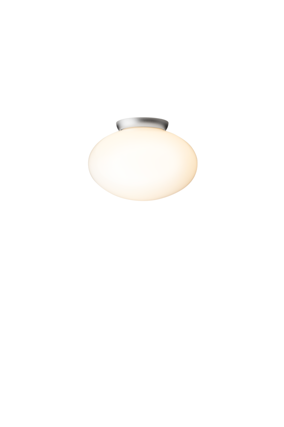 Loftlampe med sølvfarvet fatning og skærm af opalglas, på hvid baggrund