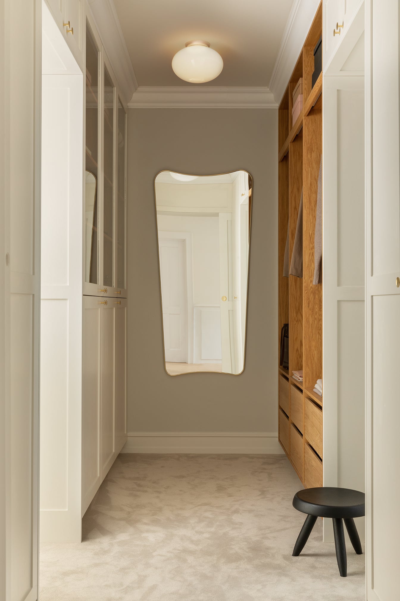 Loftlampe med sølvfarvet fatning og skærm af opalglas, hængende i entré