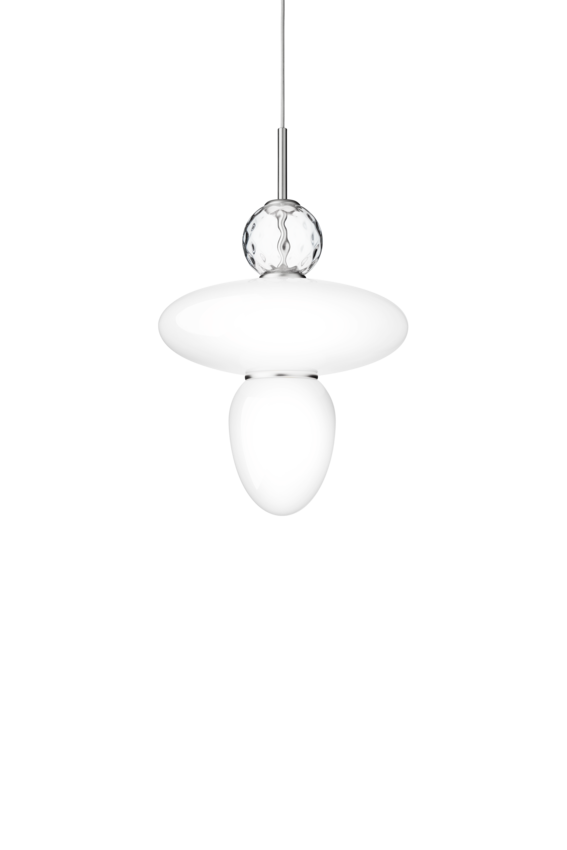 Pendel bestående af tre glasskærme, én i klart optikglas og to i opalglas samt sølvfarvet ophæng, på hvid baggrund.