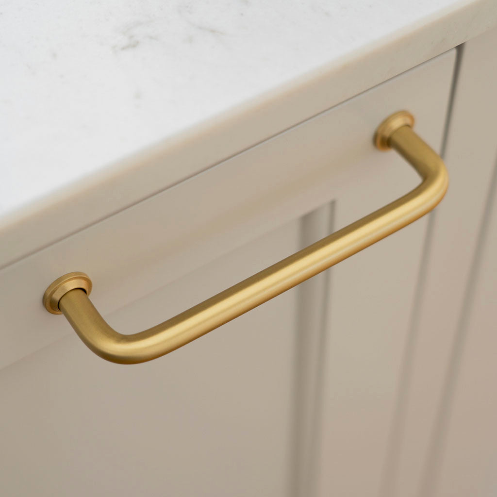 Greb: Rungsted • Greb i massiv børstet messing m. mat lak med løse ekstra fødder