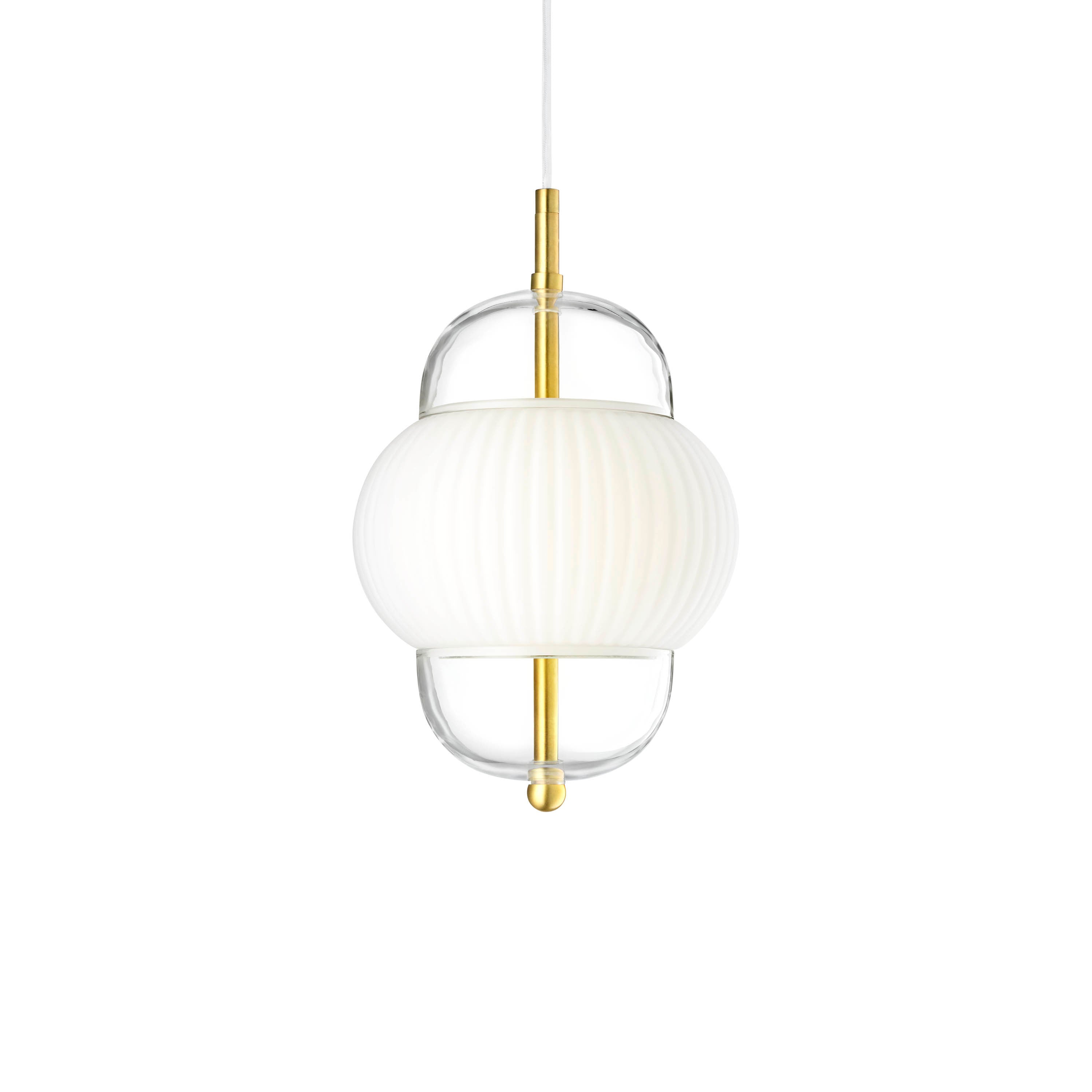 Lampe i klart glas og mat hvidt plisseret glas. Derudover har lampen detaljer i messing og en hvid stofledning.