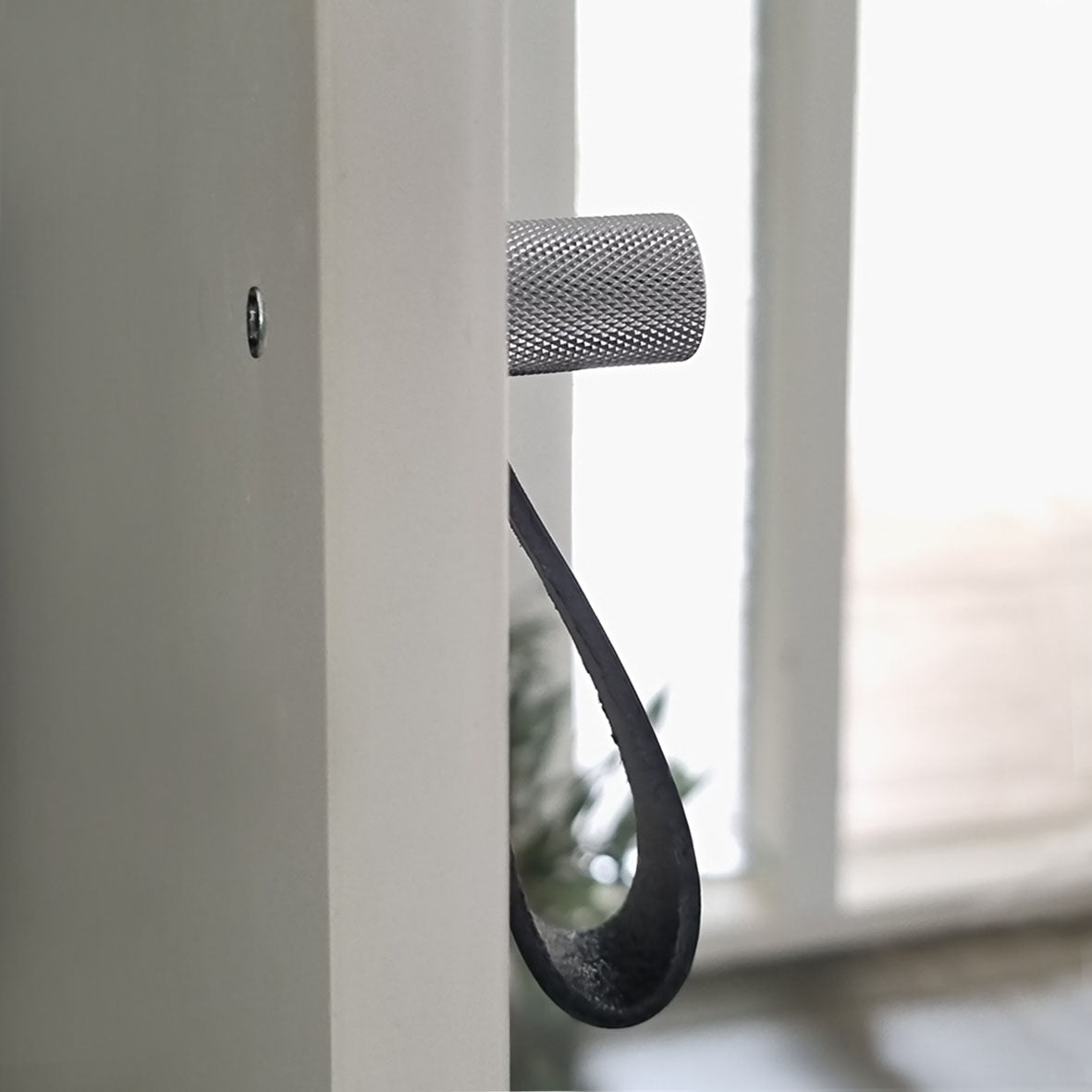 To knager i krom med diamond cut mønster og en sort læderstrop.