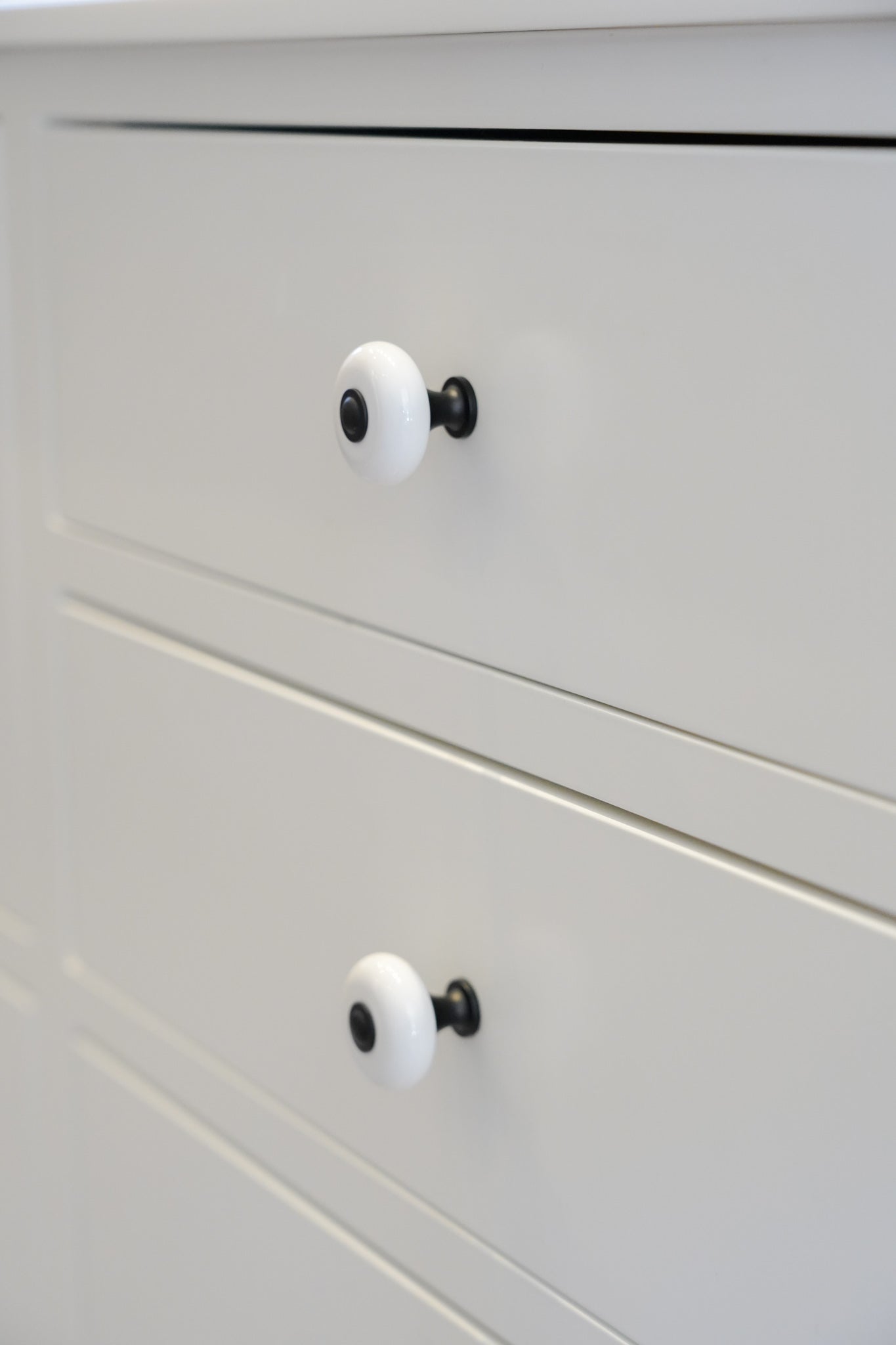 Skagen • Klassisk porcelænsknop, hvid med sort fod