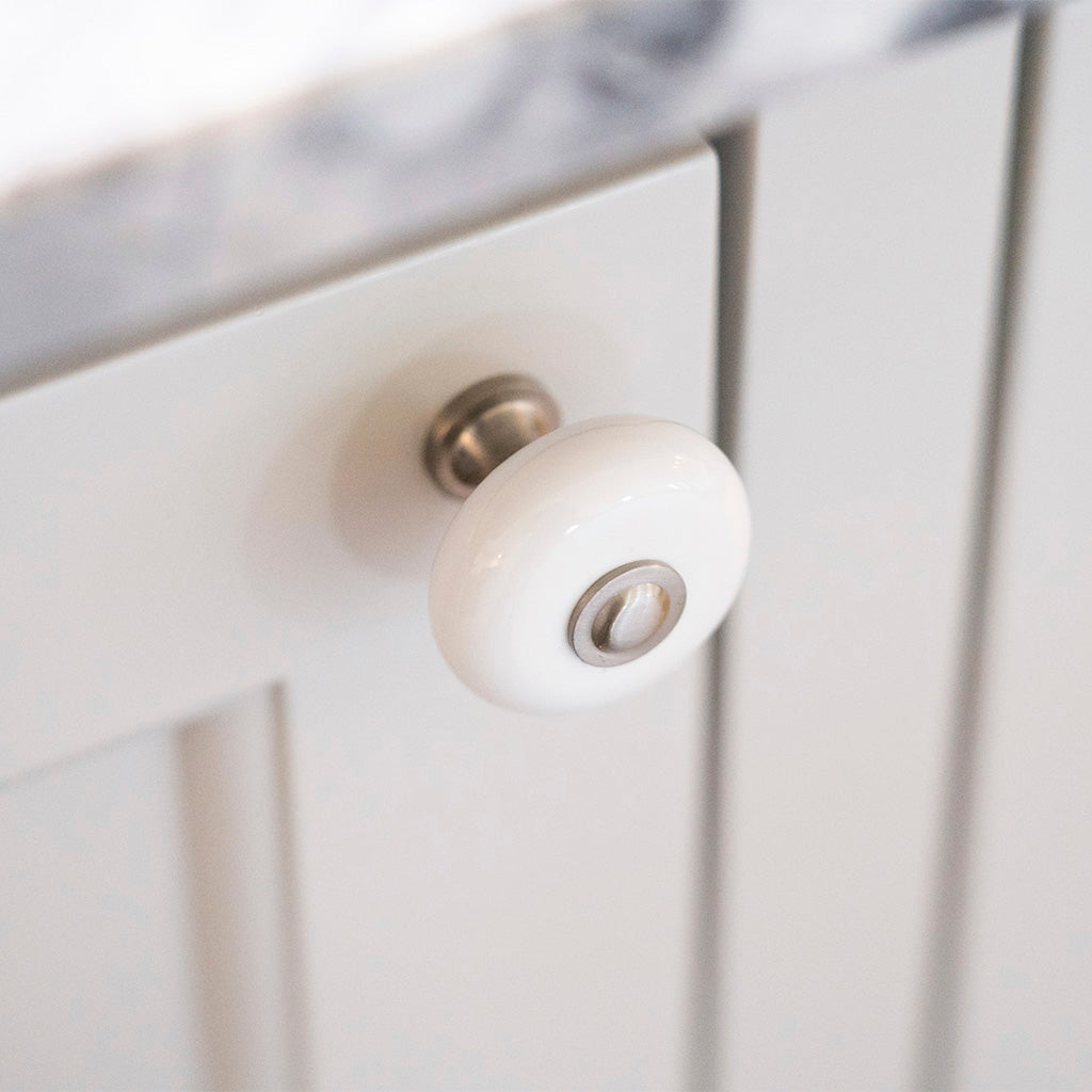 Skagen • Klassisk porcelænsknop, hvid med fod i rustfrit stål look