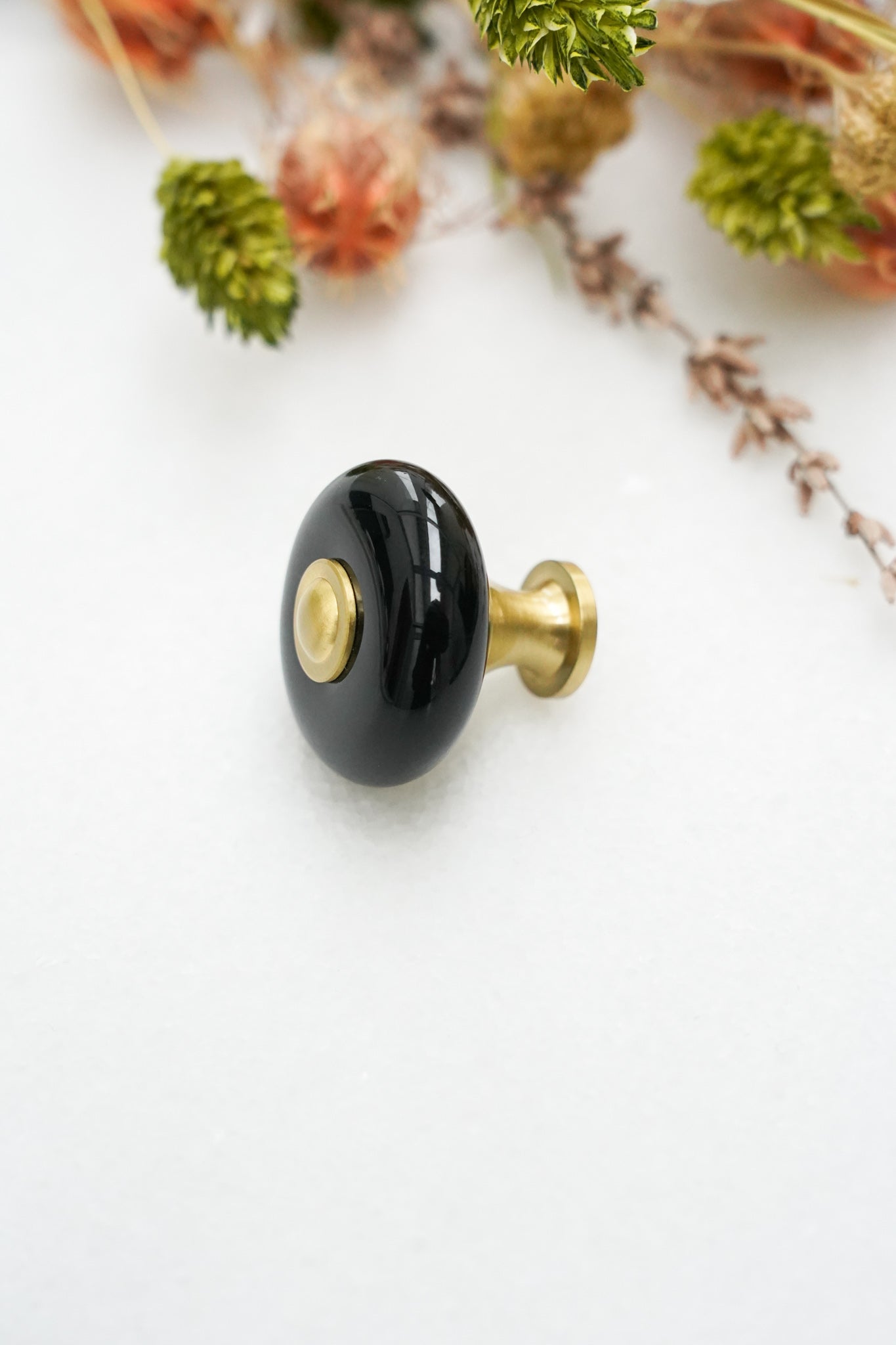 Skagen • Klassisk porcelænsknop, sort med fod i børstet messing