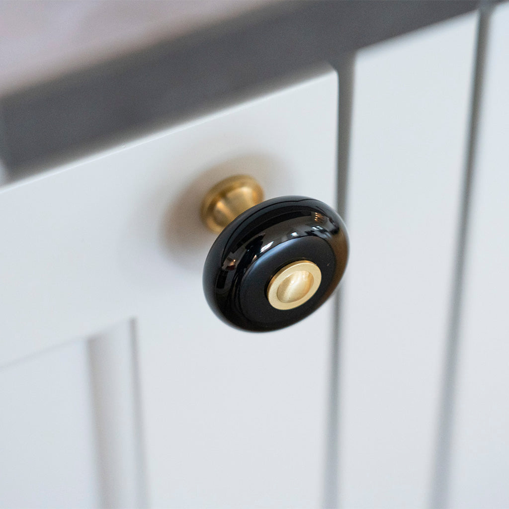 Skagen • Klassisk porcelænsknop, sort med fod i børstet messing