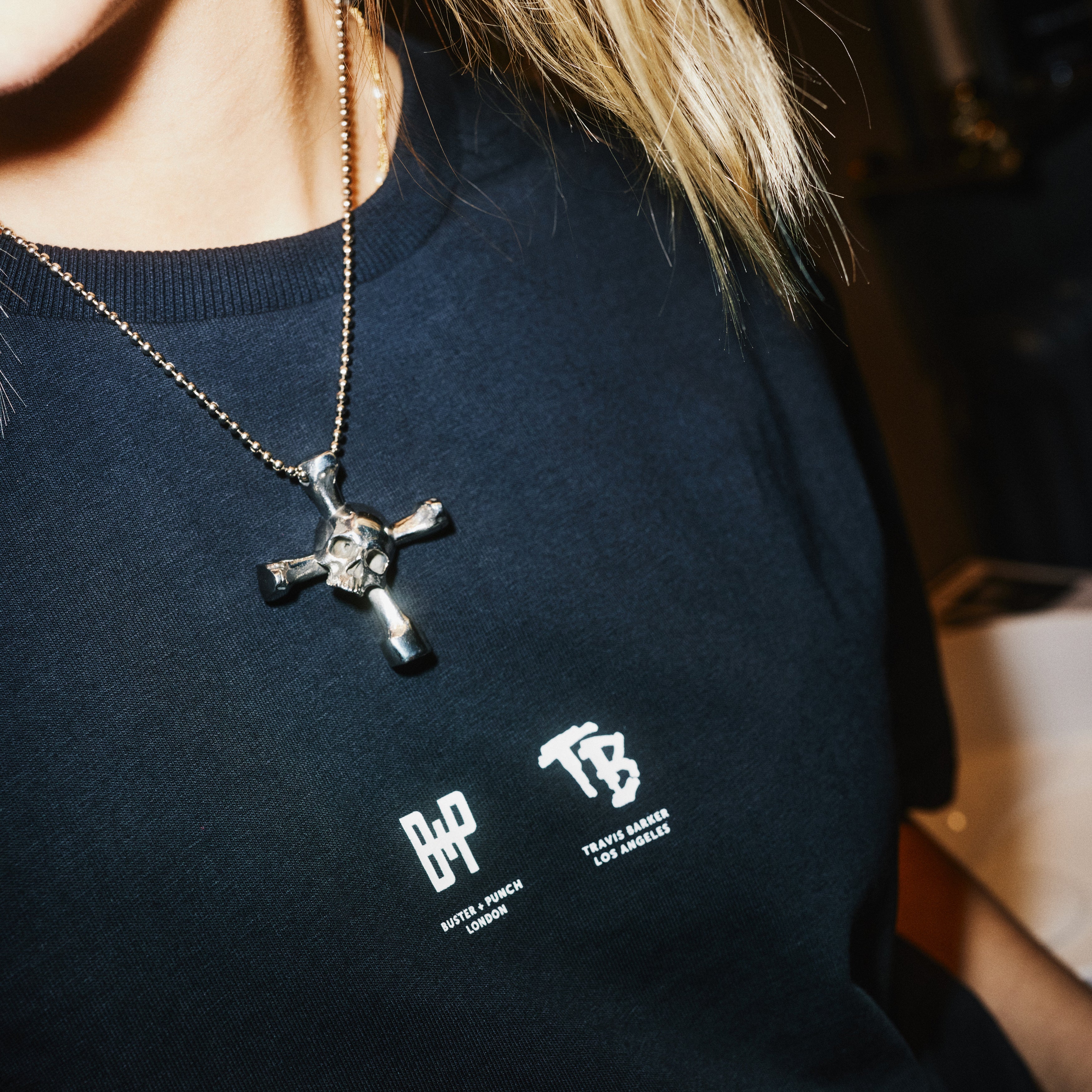 Halskæde med et vedhæng i form af et dødningehoved, som samtidig er en drum key, i stål.