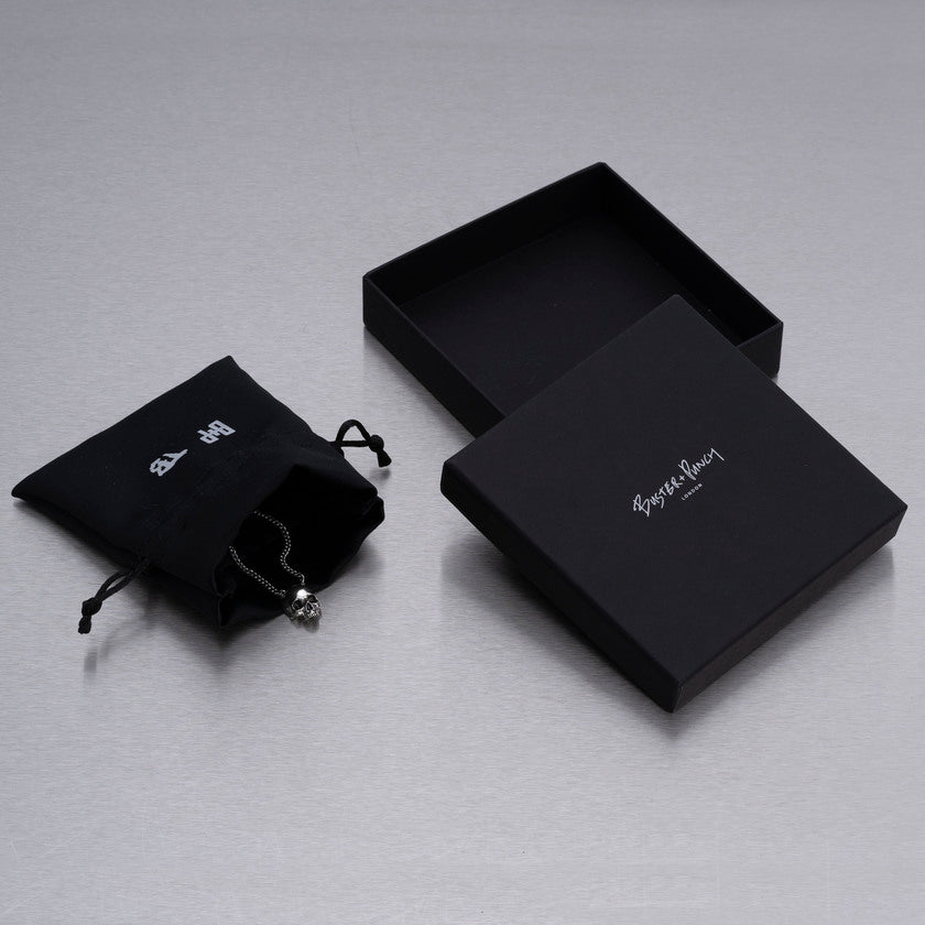 Halskæde med vedhæng i form af et dødningehoved, i sølv.