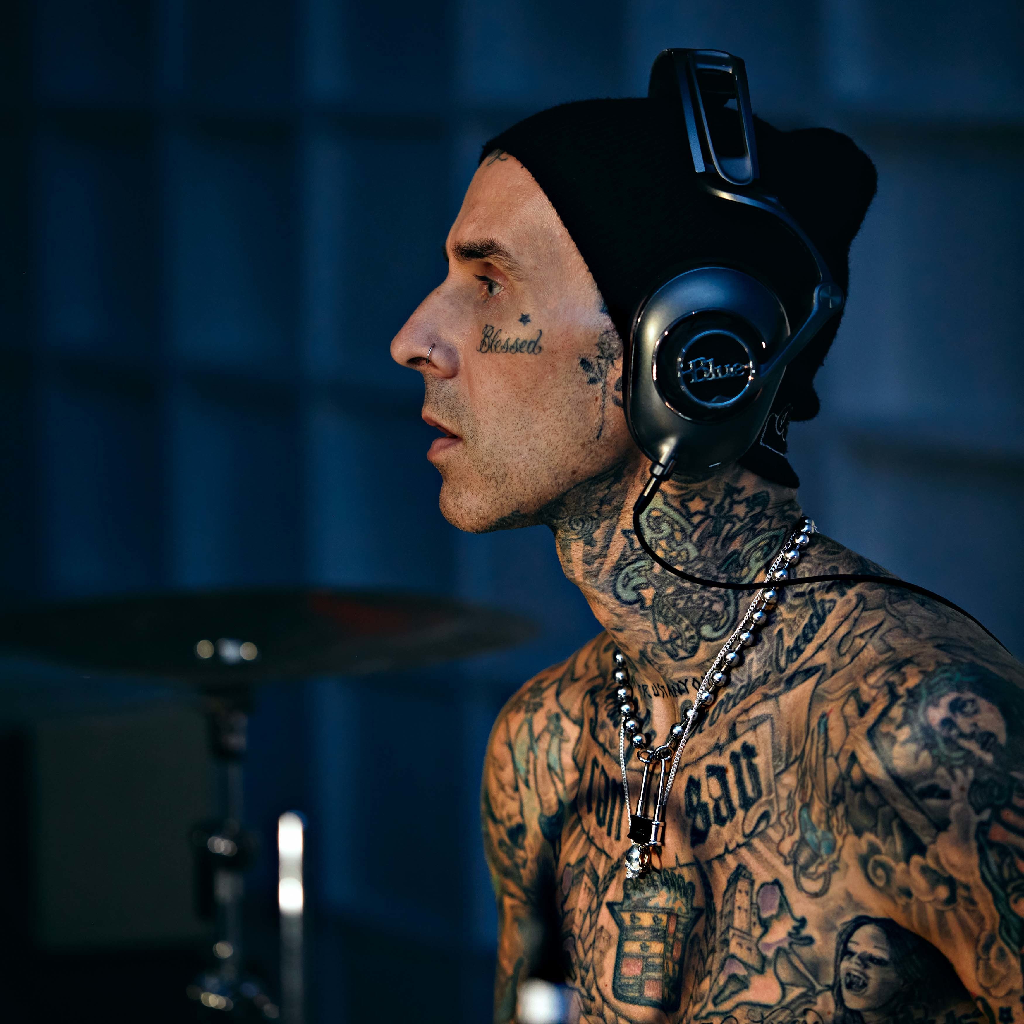 Halskæde med vedhæng i form af et dødningehoved, i sølv.