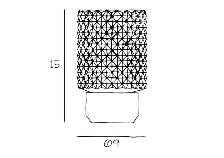 Produkt tegning af fyrfadsstage. Måler 15 cm i højden og med en diameter på 9 cm.