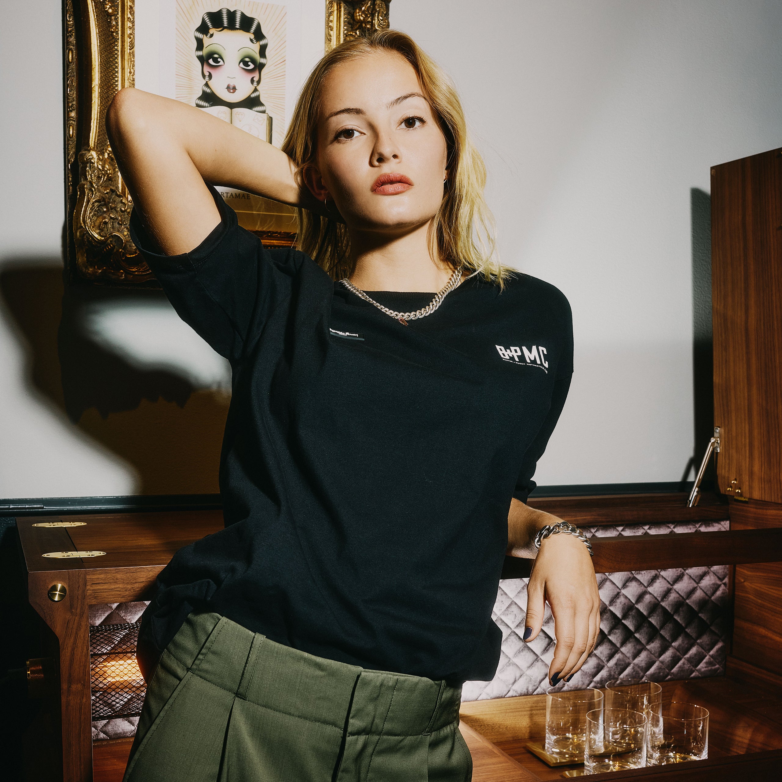 Sort T-shit i bomuld med logo fra Buster + Punch og Travis Barker på forsiden.