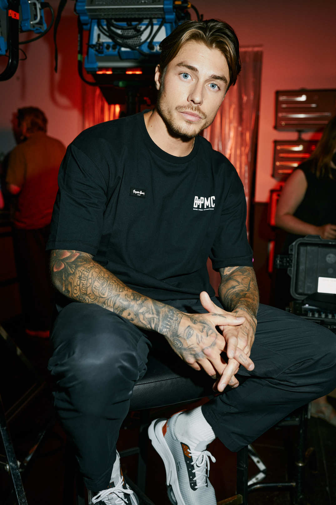 Sort T-shit i bomuld med logo fra Buster + Punch og Travis Barker på forsiden.