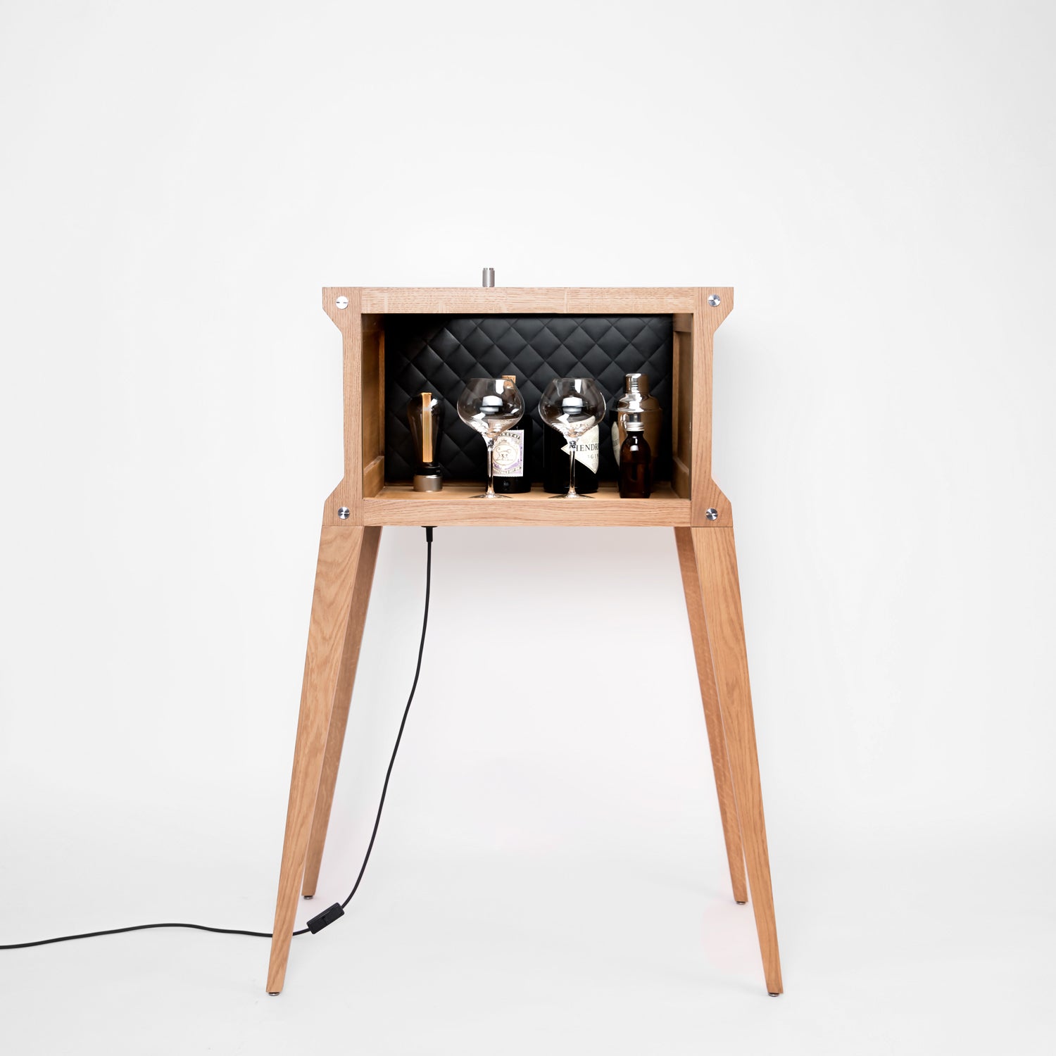 Bar i eg med høje ben, bordplade i hvidmarmor og integreret lyskilde.