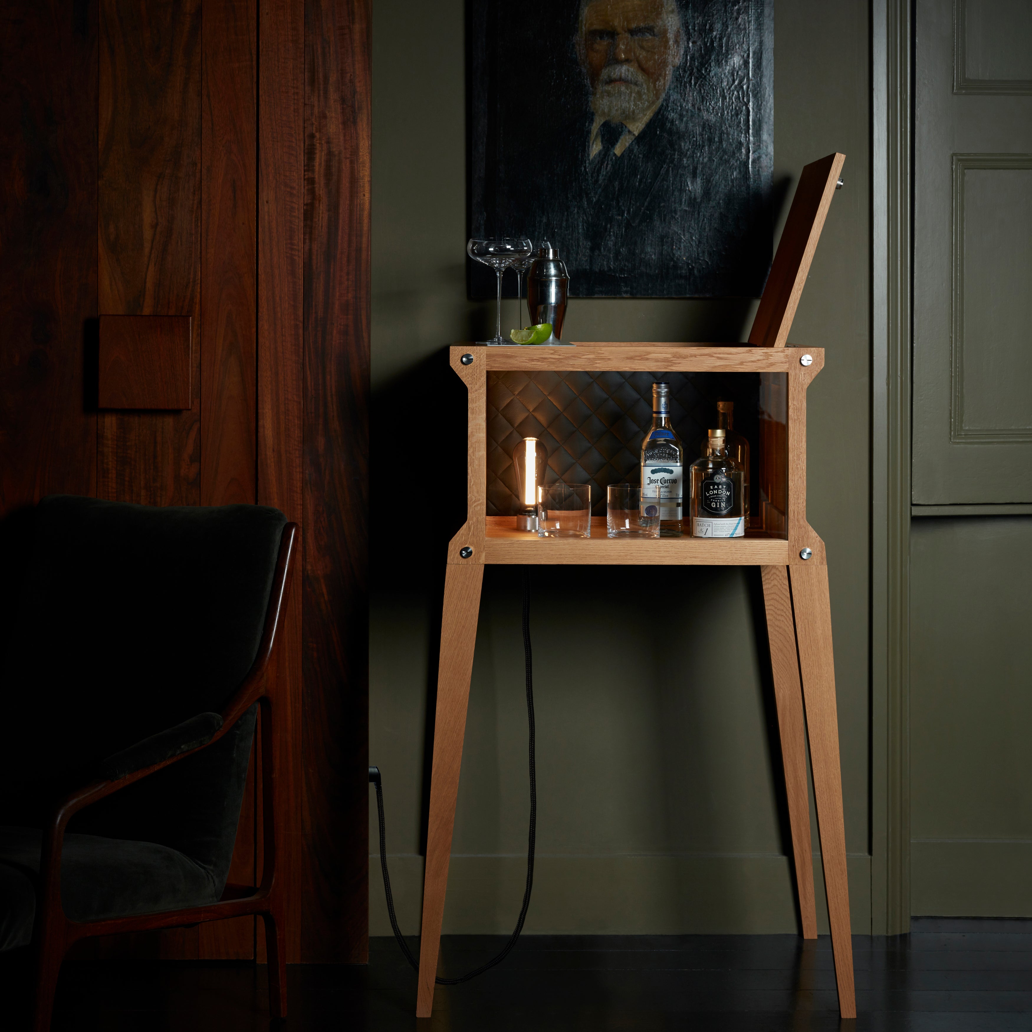 Bar i eg med høje ben, bordplade i hvidmarmor og integreret lyskilde.