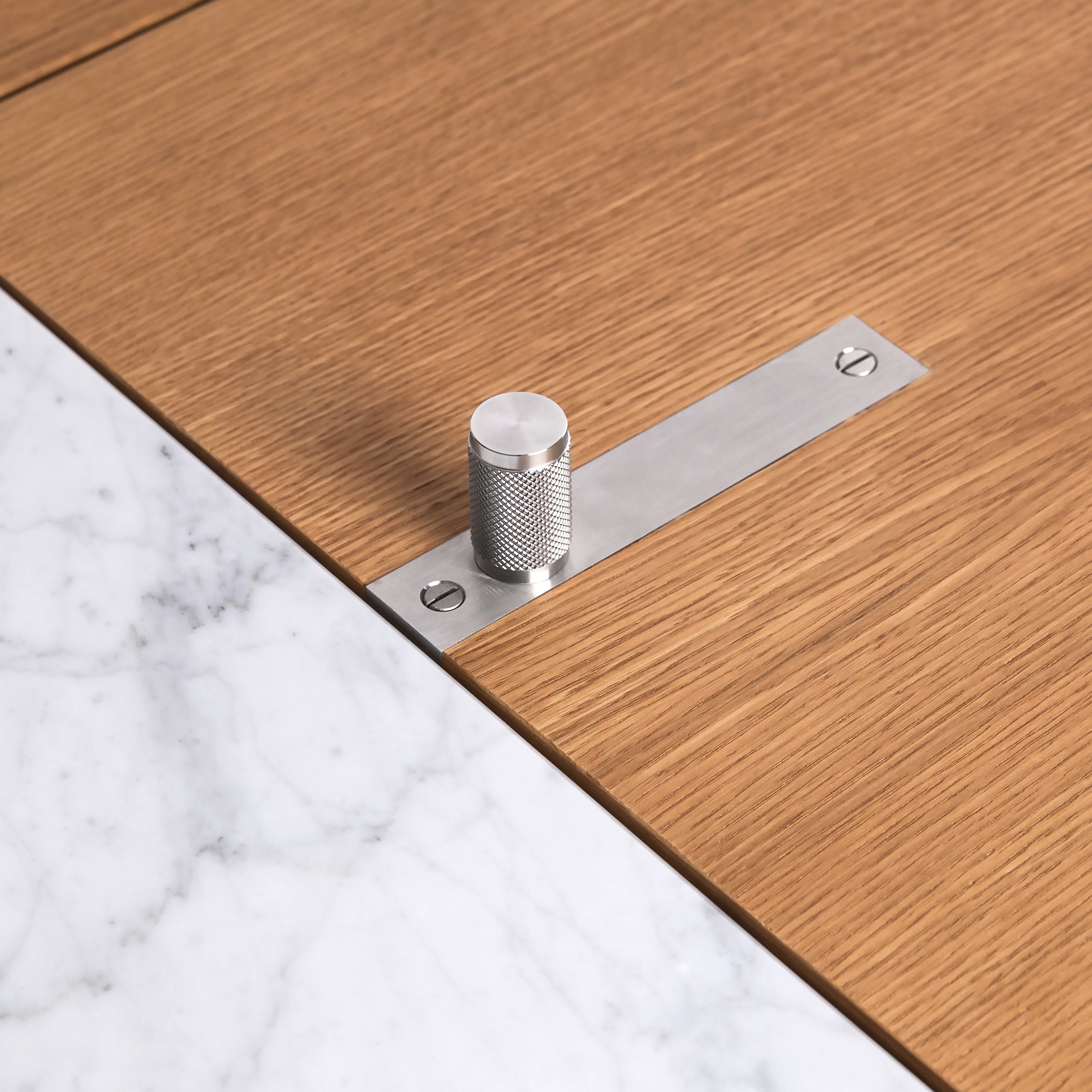 Bar i eg med høje ben, bordplade i hvidmarmor og integreret lyskilde.