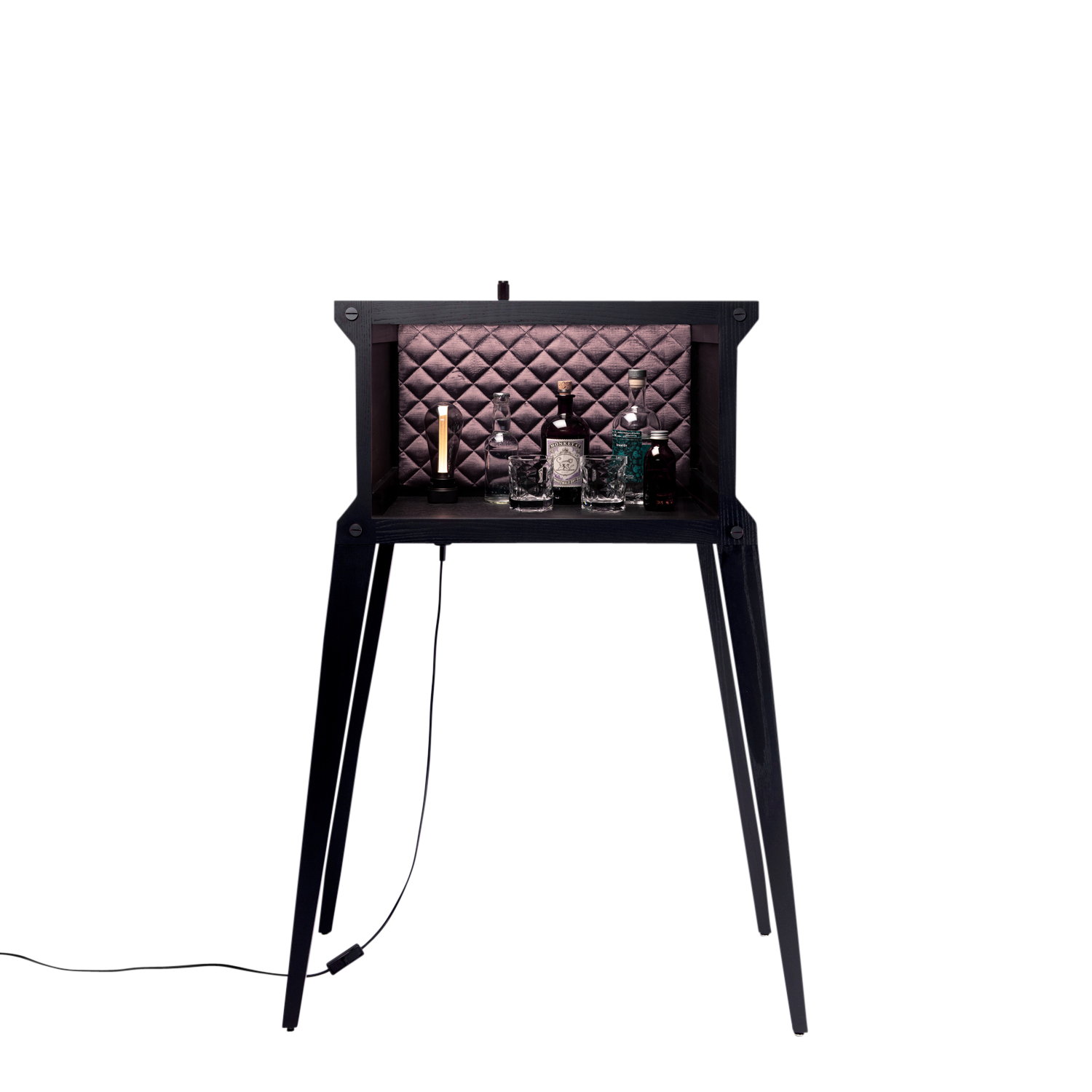 Bar i sort eg og sort marmor. Baren har en integreret lyskilde og en bordplade i sort marmor.