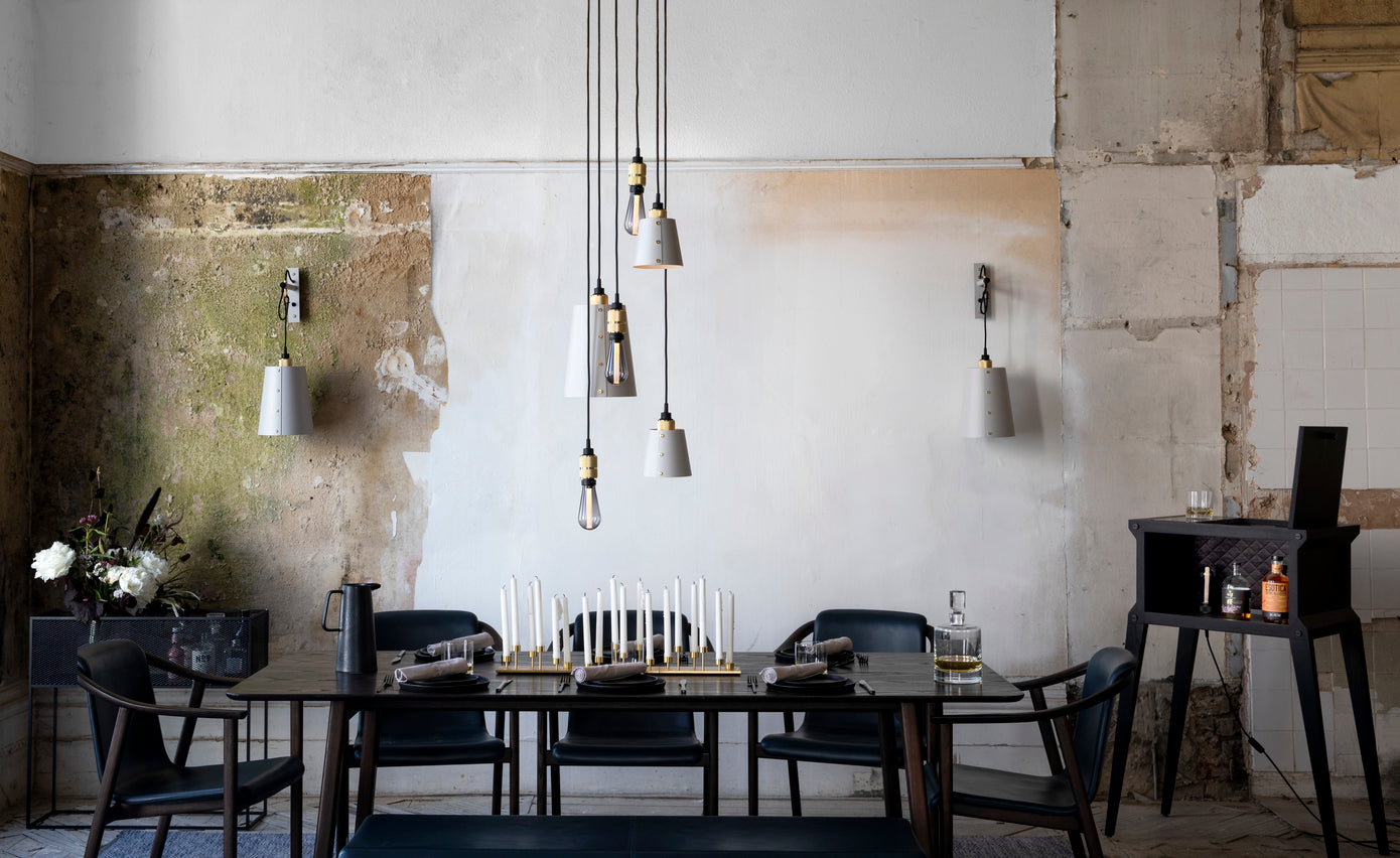 Bar i sort eg og sort marmor. Baren har en integreret lyskilde og en bordplade i sort marmor.