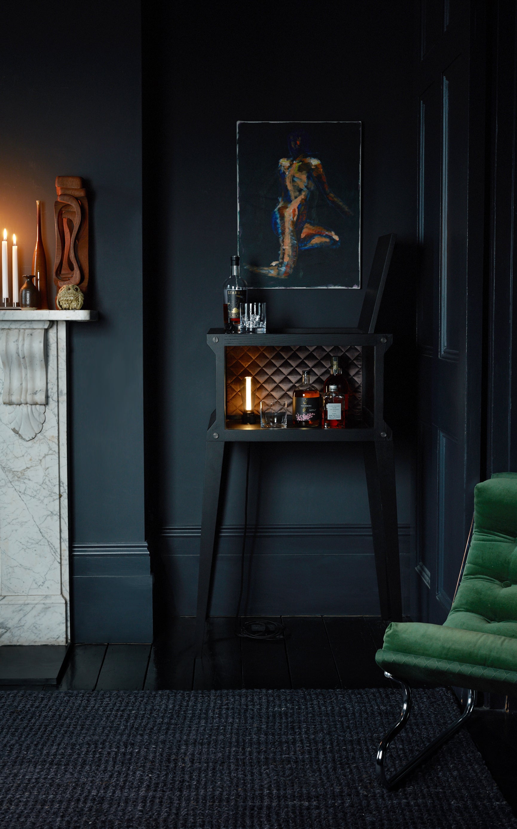 Bar i sort eg og sort marmor. Baren har en integreret lyskilde og en bordplade i sort marmor.