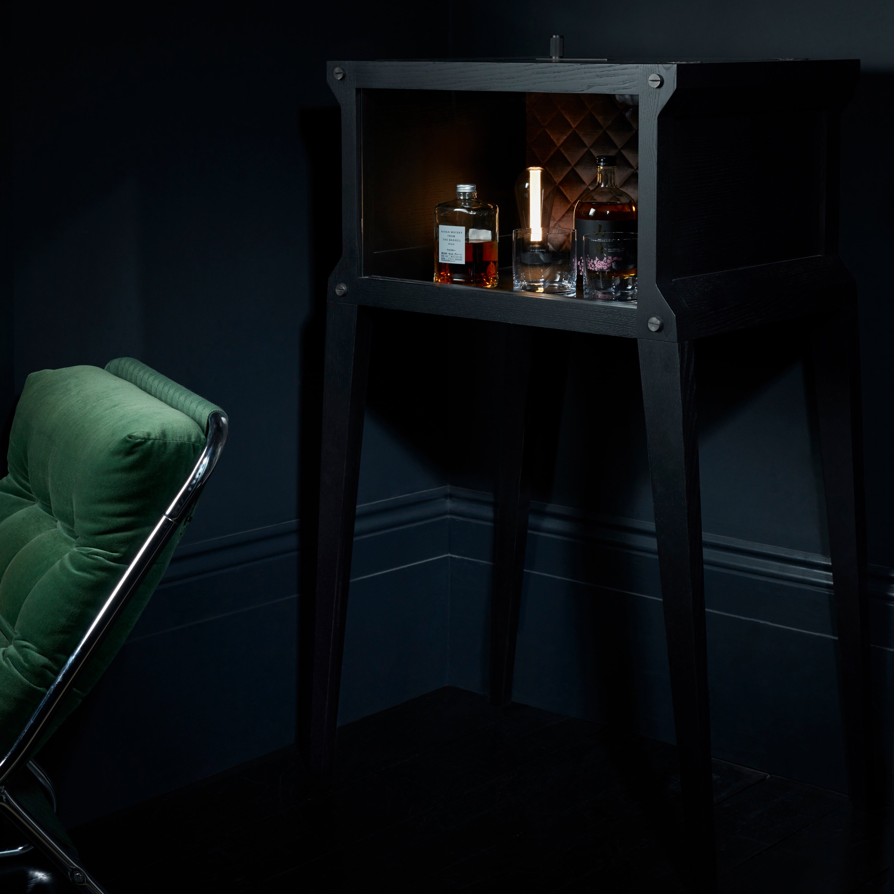 Bar i sort eg og sort marmor. Baren har en integreret lyskilde og en bordplade i sort marmor.