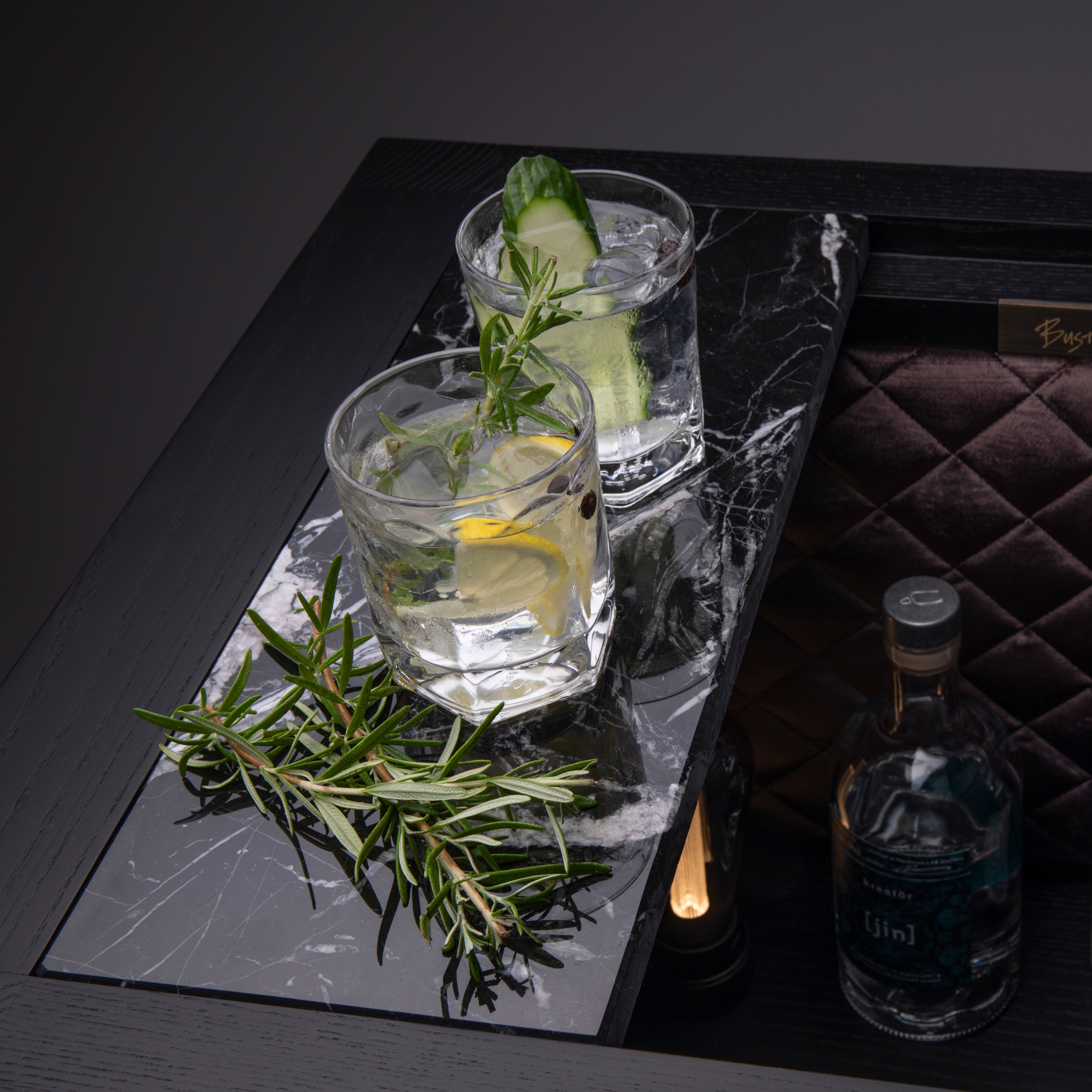 Bar i sort eg og sort marmor. Baren har en integreret lyskilde og en bordplade i sort marmor.