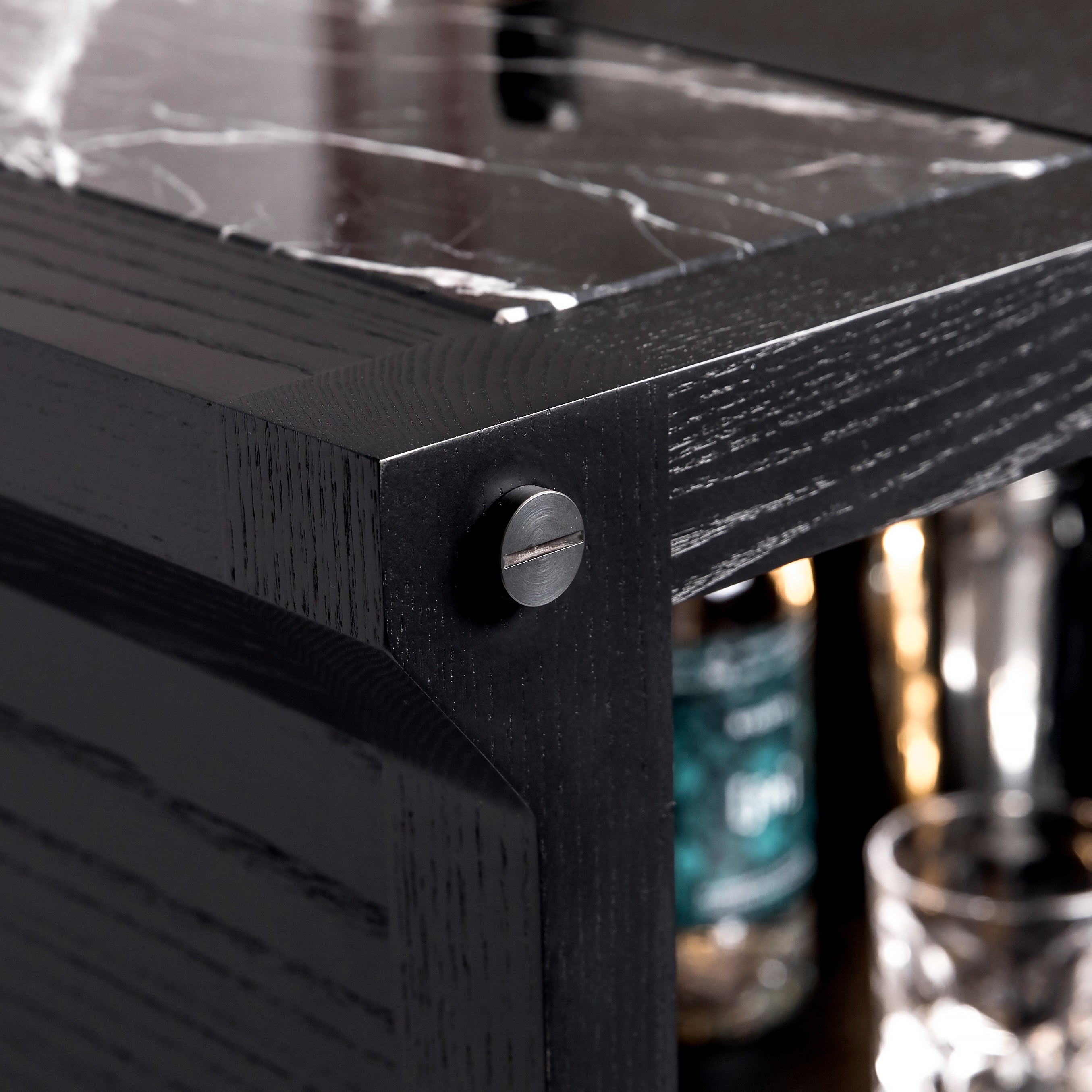 Bar i sort eg og sort marmor. Baren har en integreret lyskilde og en bordplade i sort marmor.