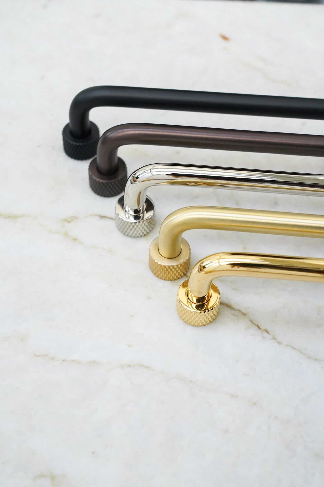 Køkkengreb i massiv bruneret messing. Grebet har runde fødder med riflet diamond cut mønster, som matcher til quooker armatur.